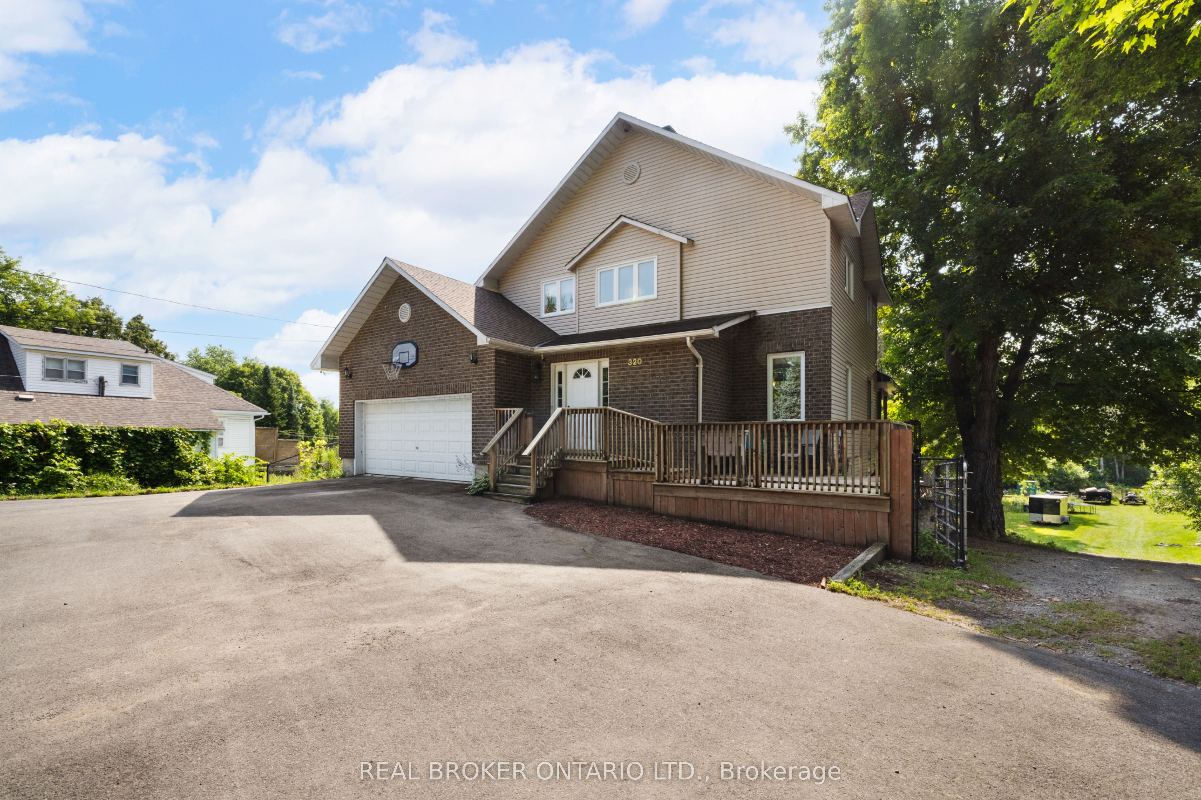 320 Clothier Street W Property Photo 3