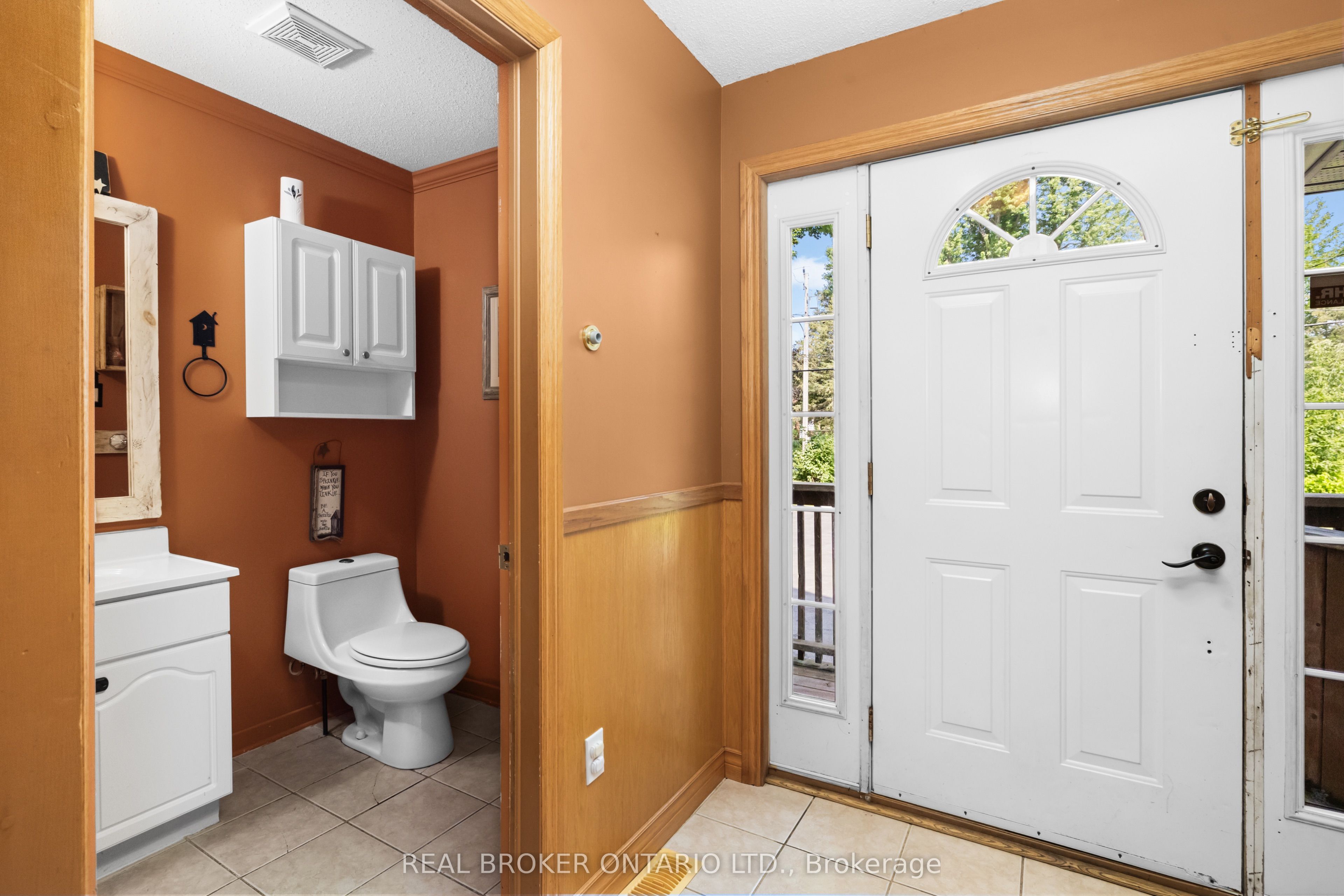 320 Clothier Street W Property Photo 4