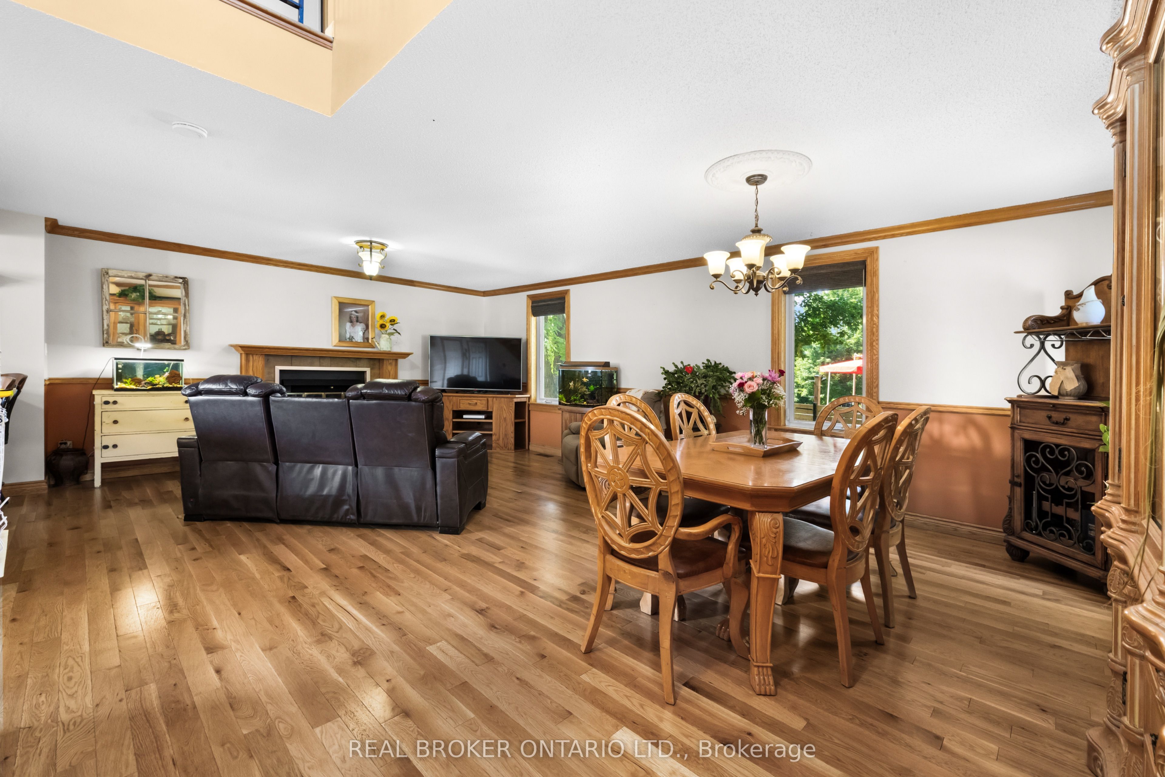 320 Clothier Street W Property Photo 7