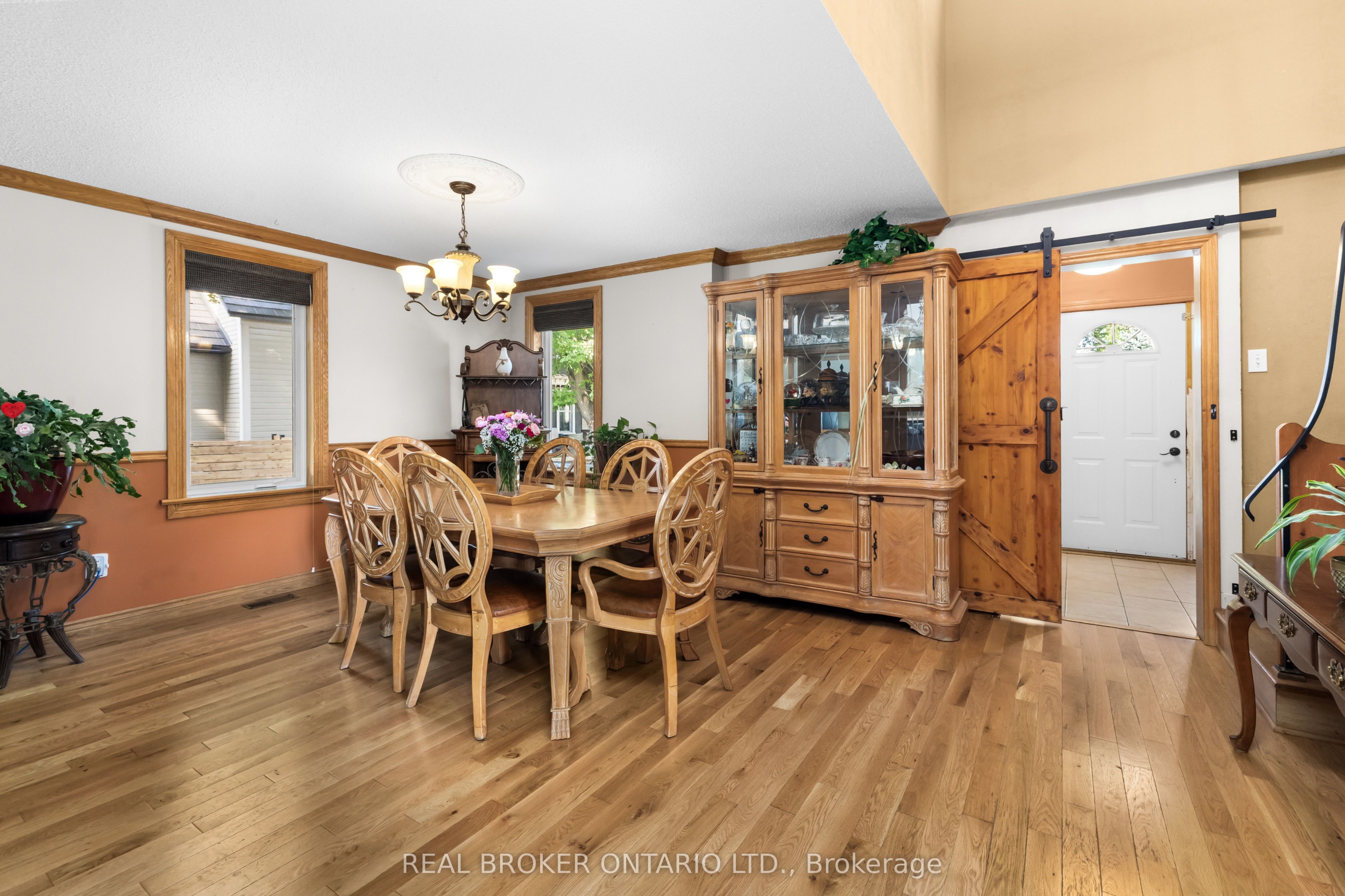 320 Clothier Street W Property Photo 8