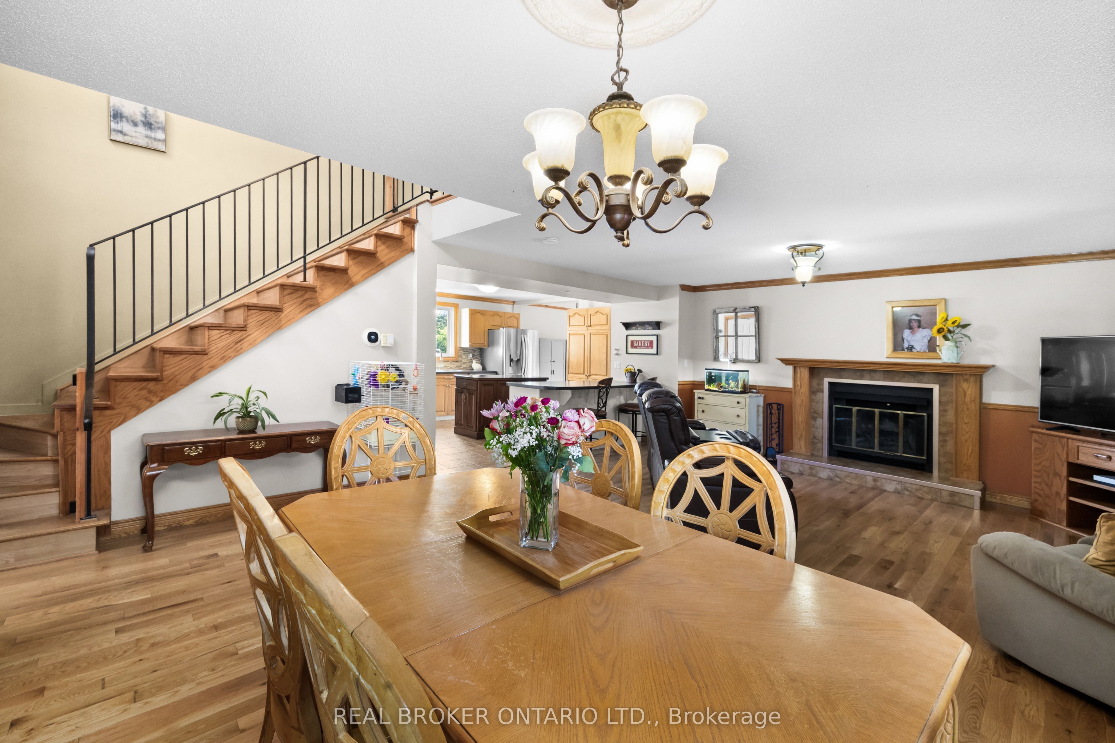 320 Clothier Street W Property Photo 10