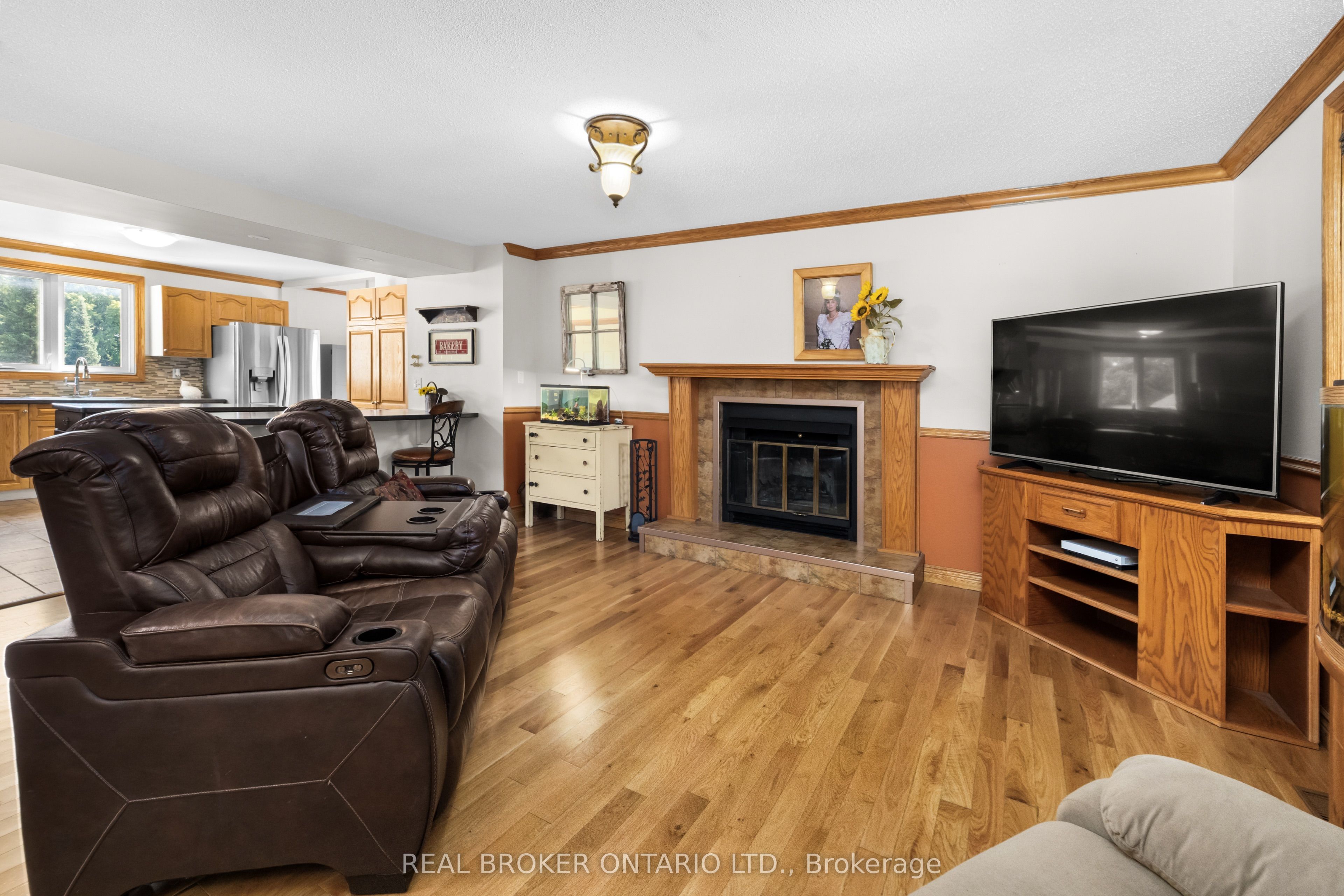 320 Clothier Street W Property Photo 11