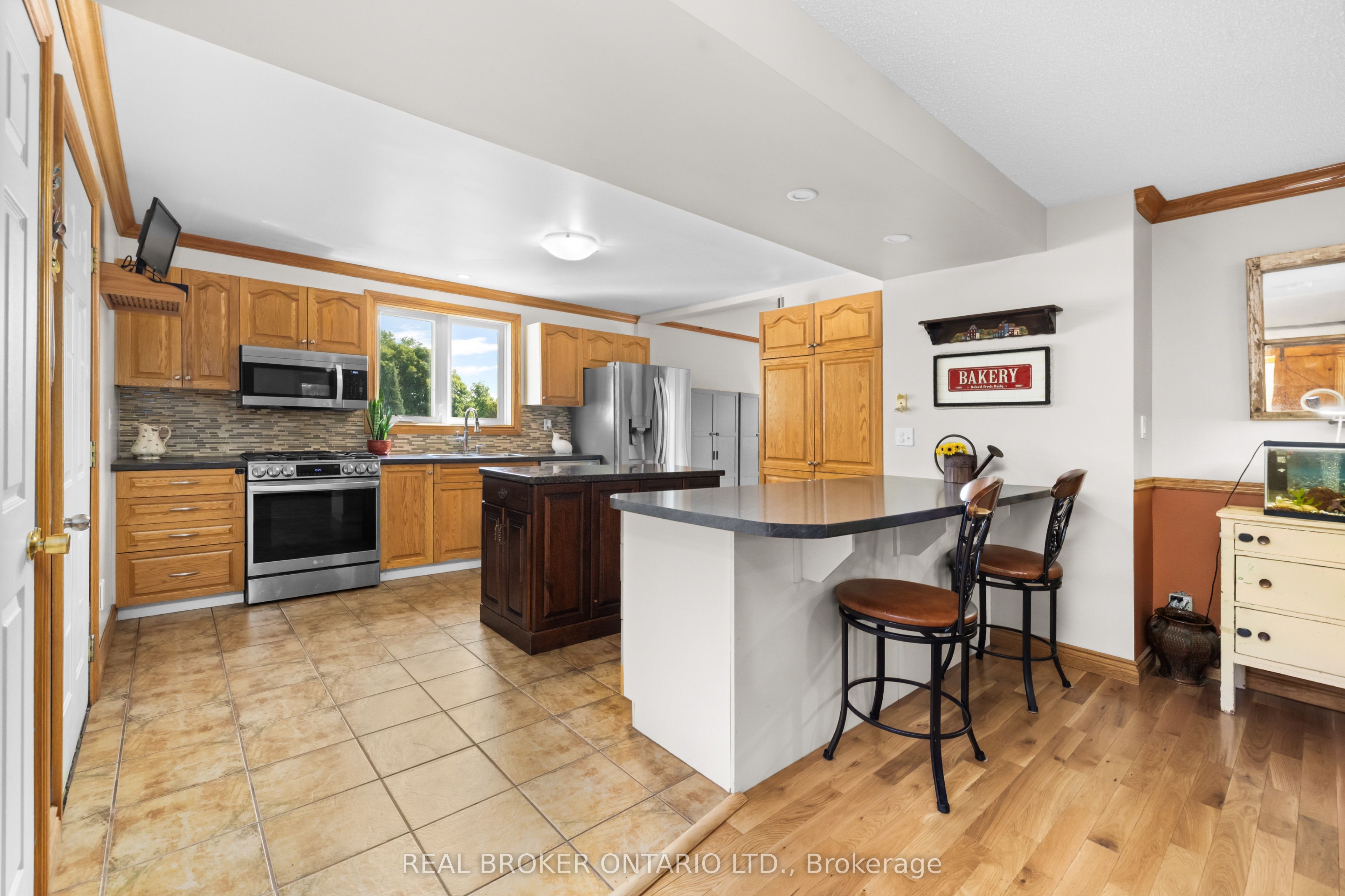 320 Clothier Street W Property Photo 12
