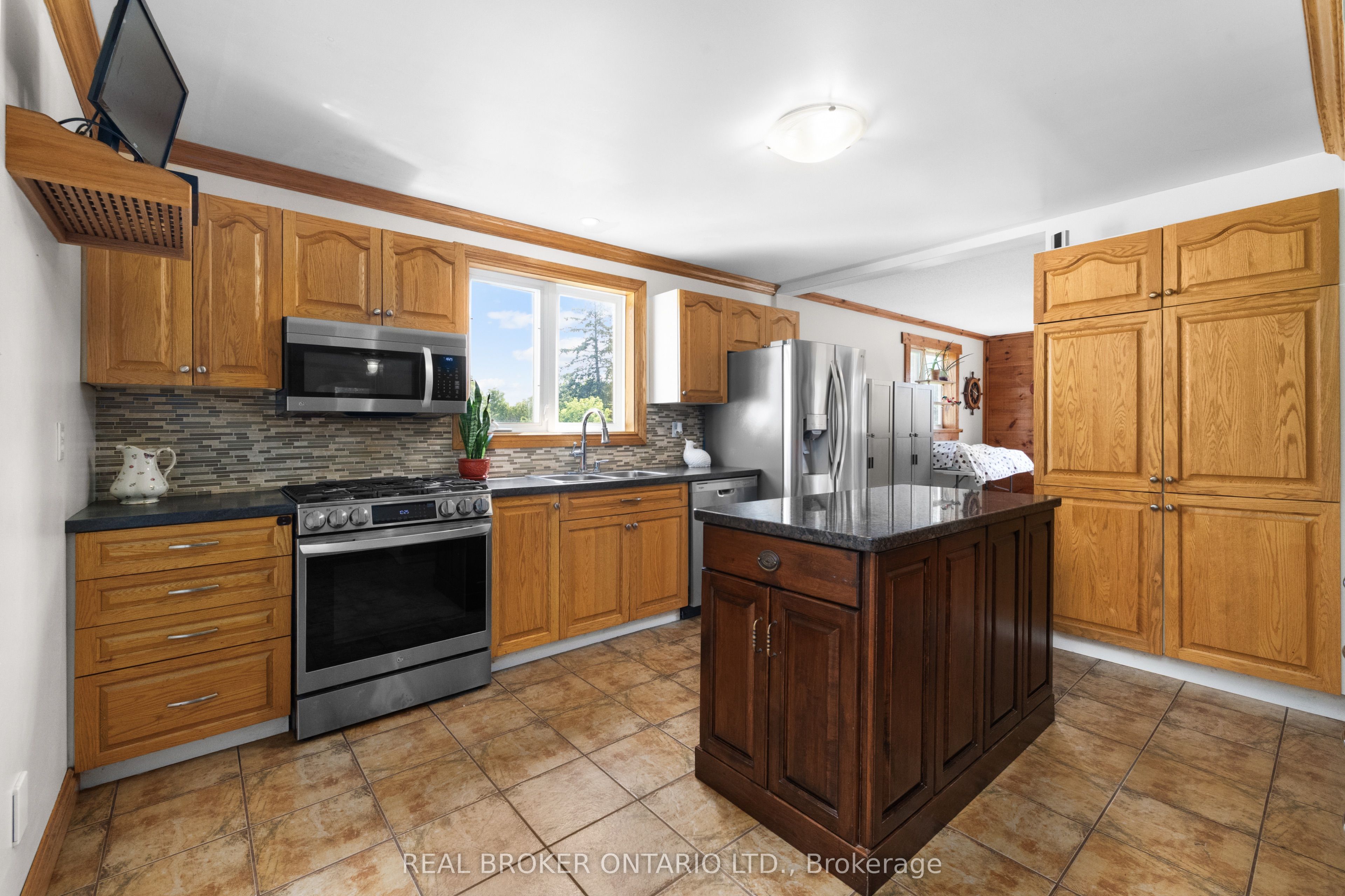 320 Clothier Street W Property Photo 13