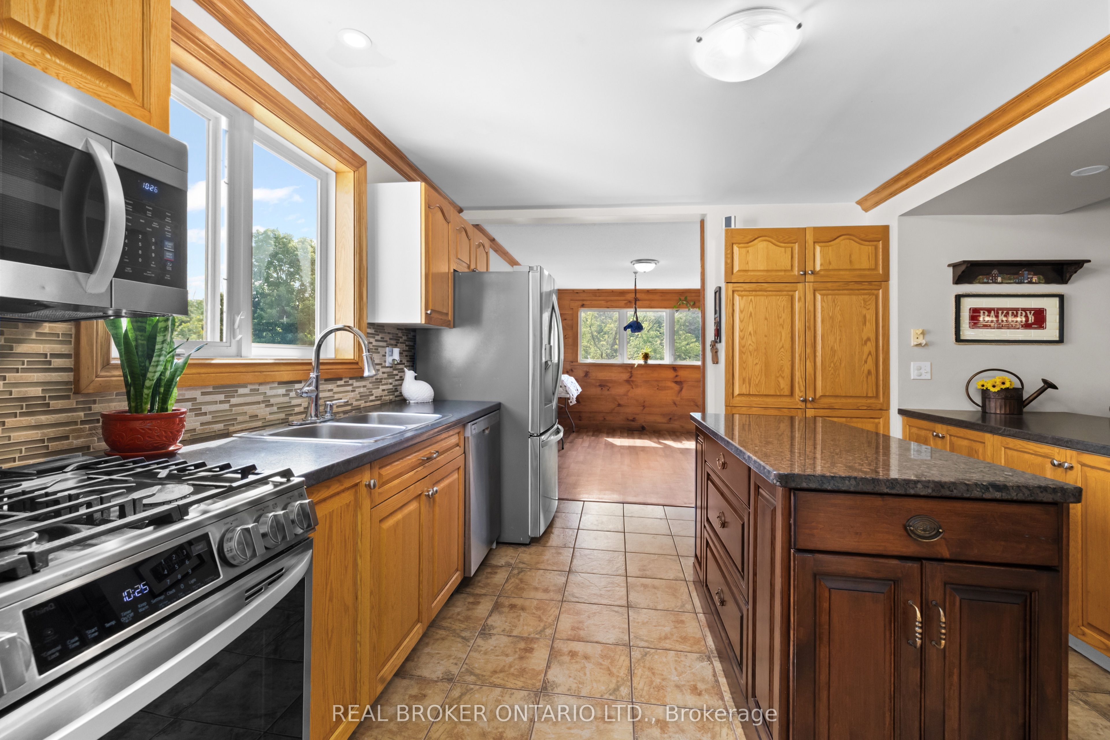 320 Clothier Street W Property Photo 14