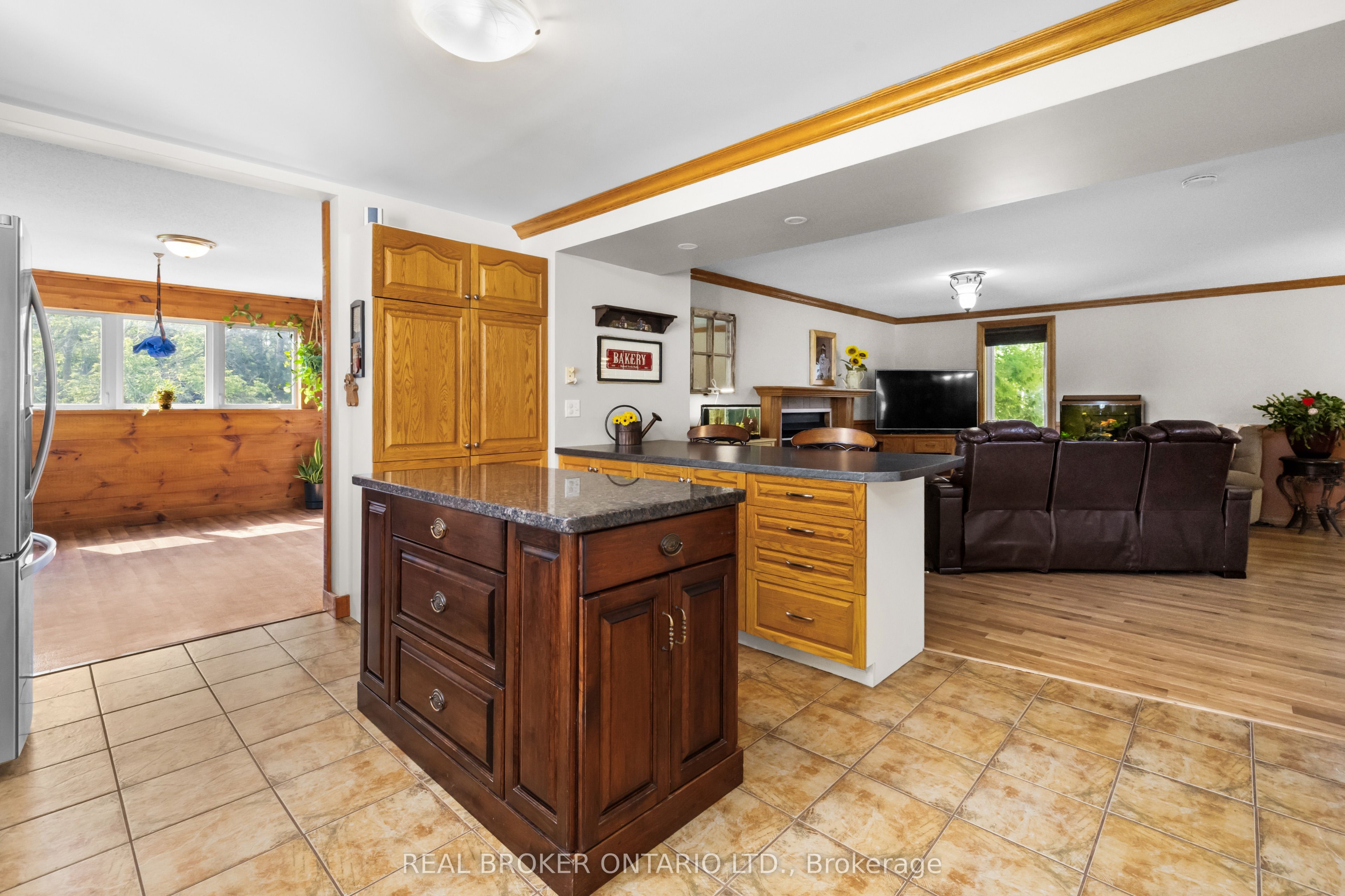 320 Clothier Street W Property Photo 15
