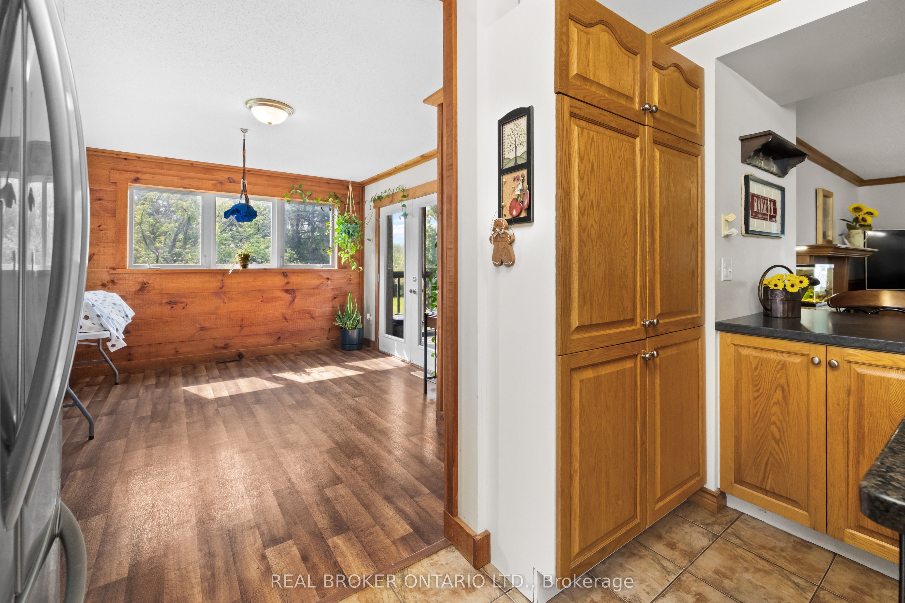 320 Clothier Street W Property Photo 16