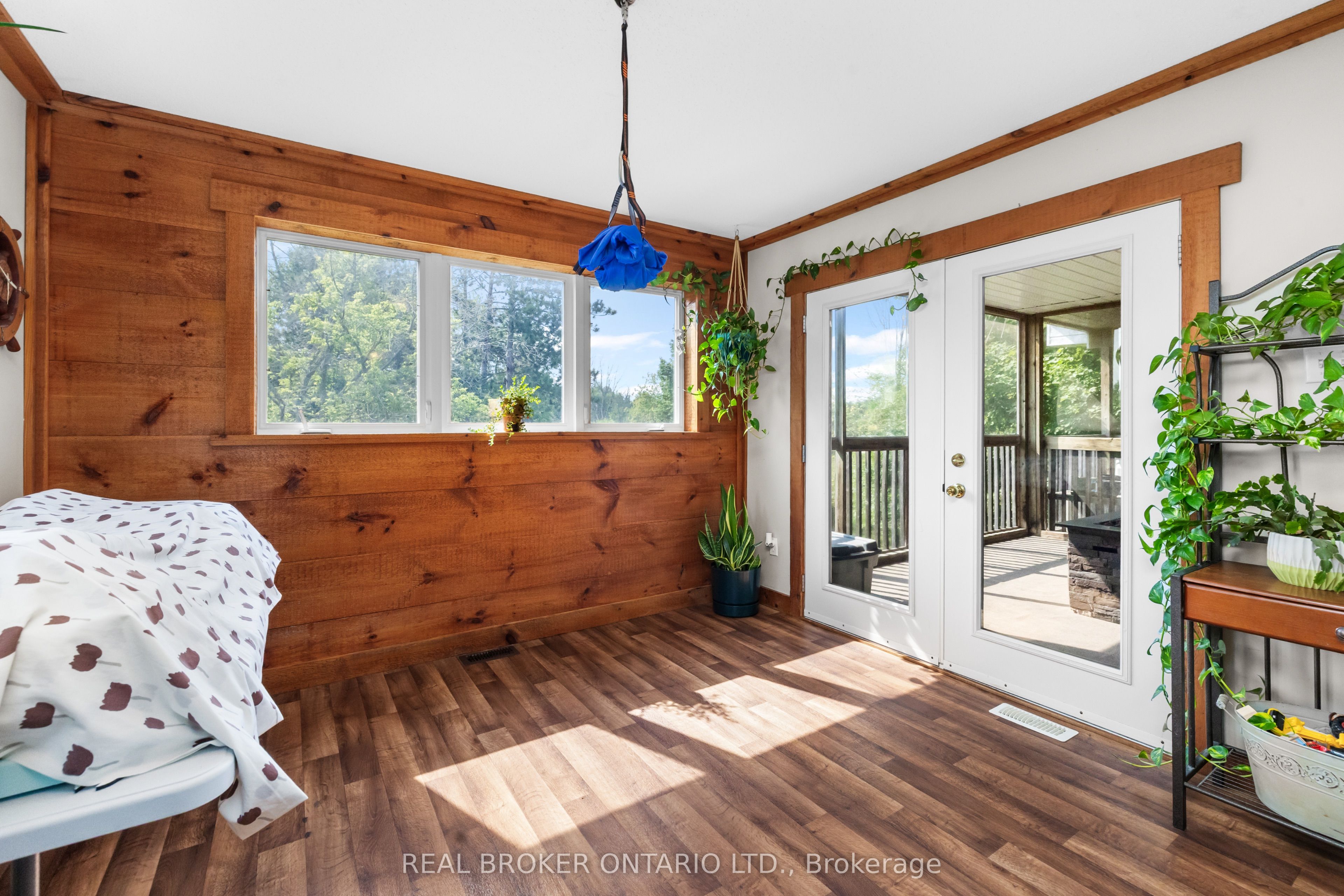 320 Clothier Street W Property Photo 17