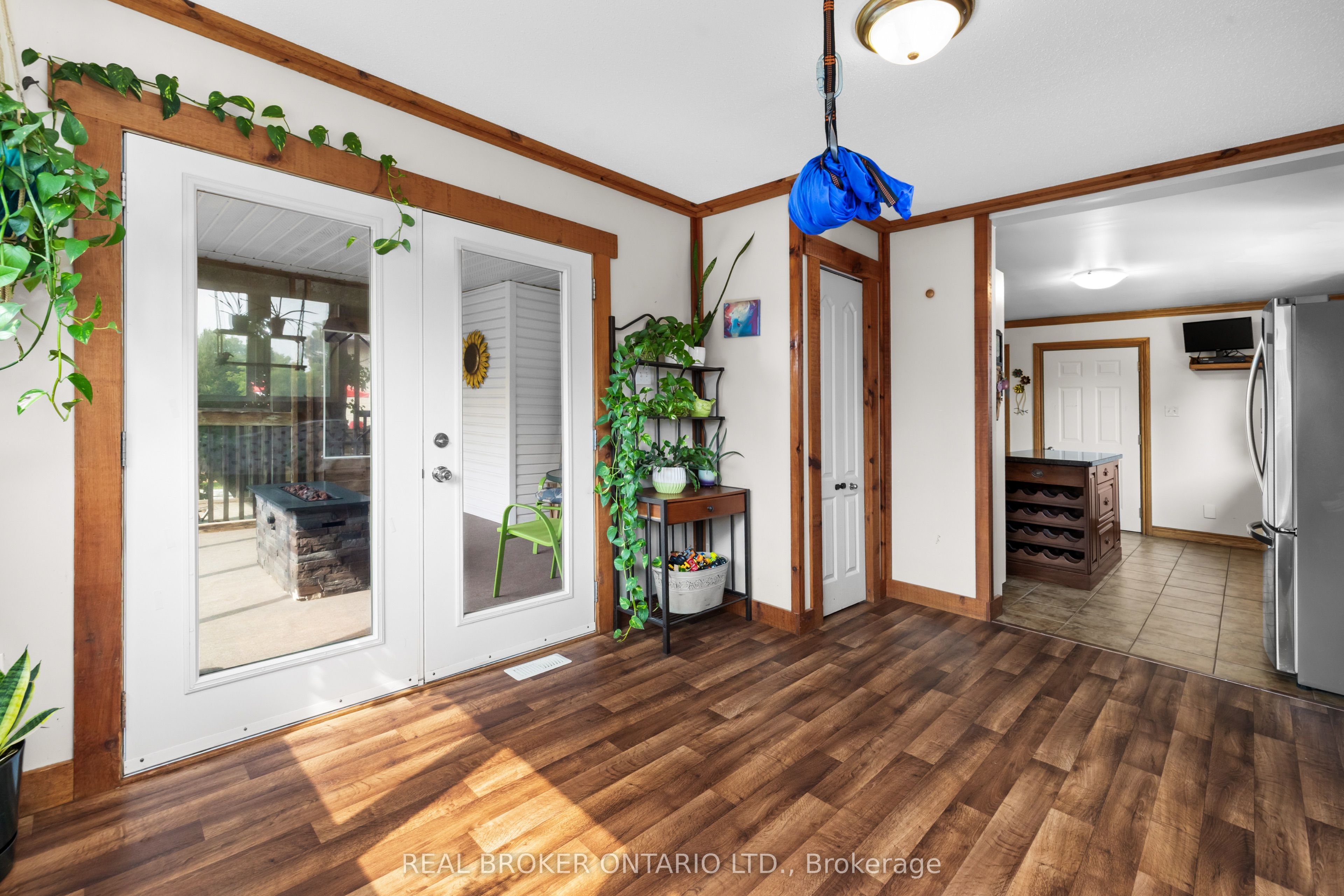 320 Clothier Street W Property Photo 18