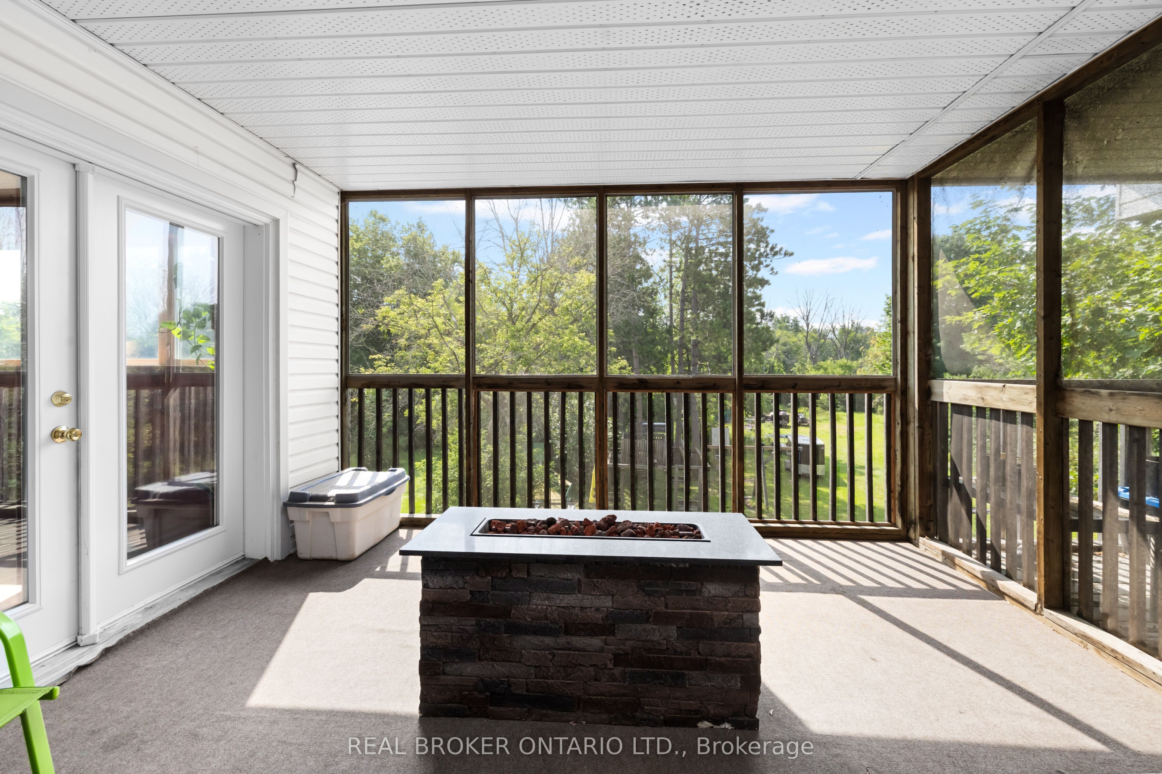 320 Clothier Street W Property Photo 20