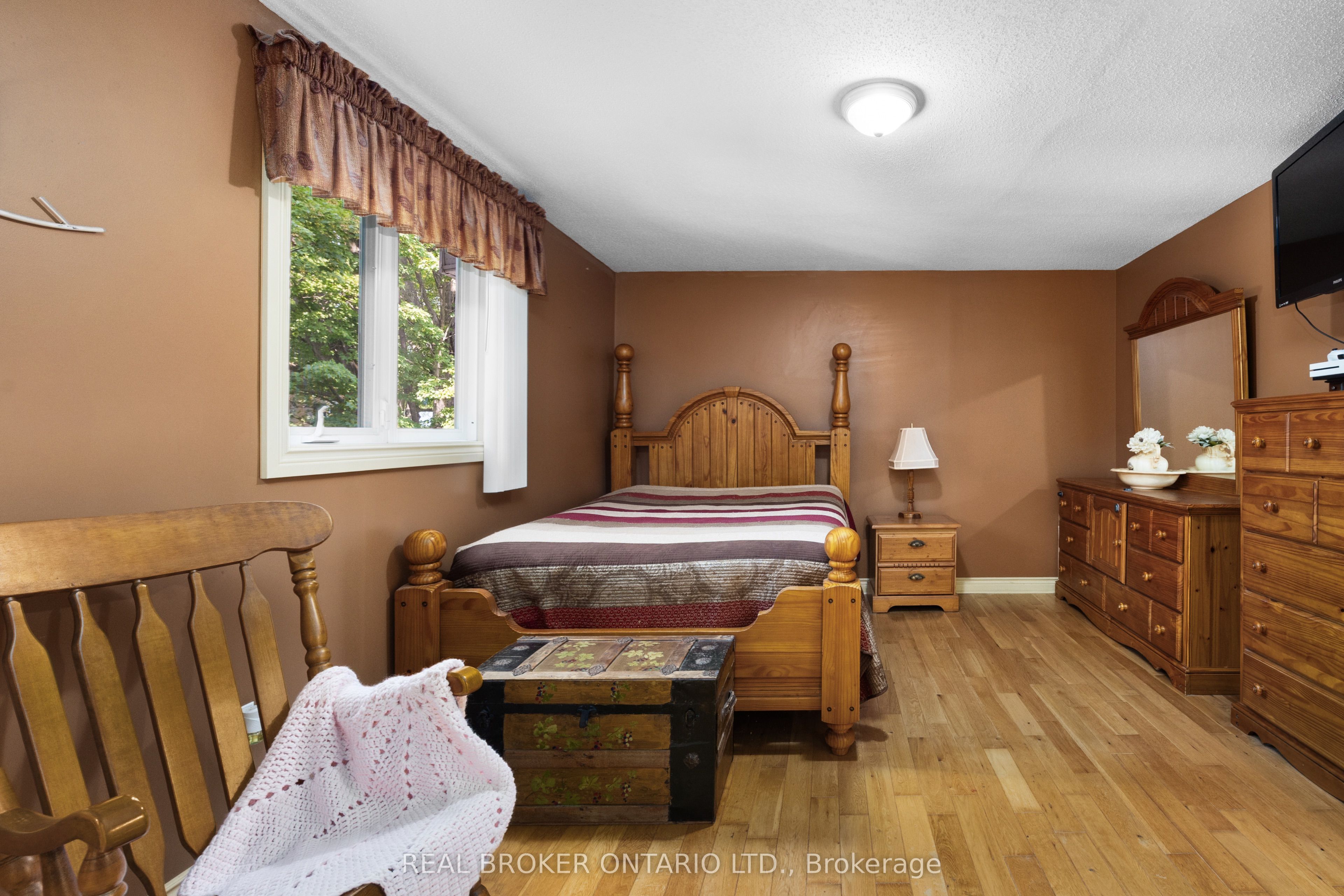 320 Clothier Street W Property Photo 23