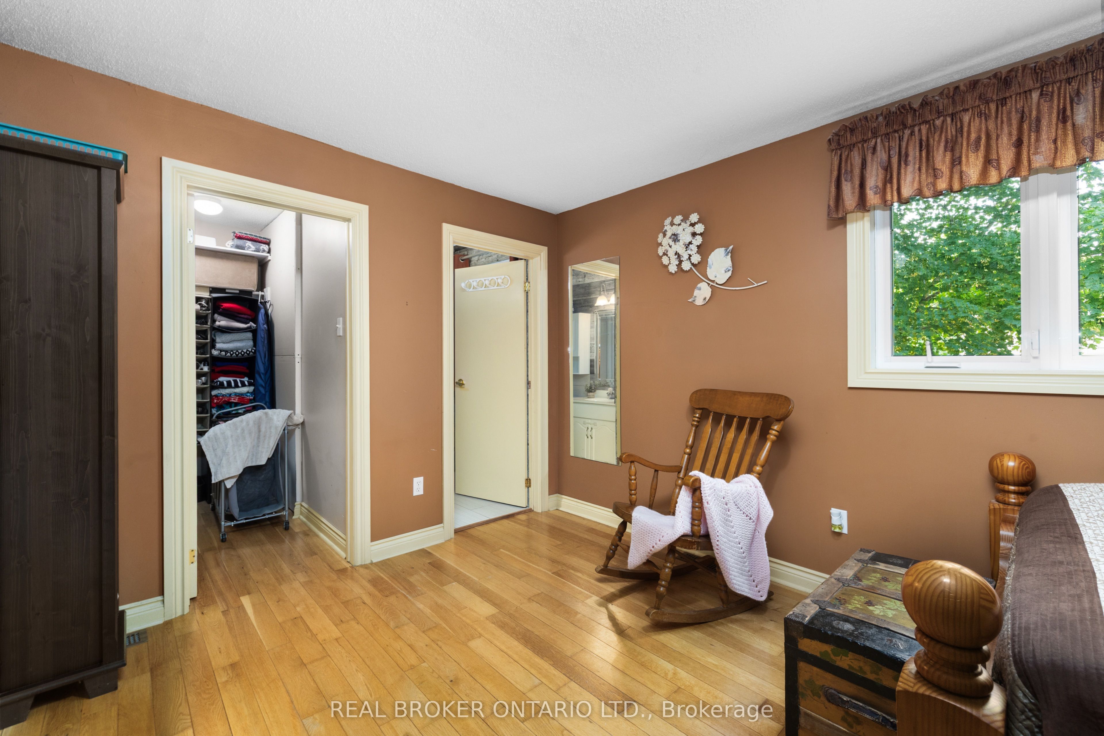 320 Clothier Street W Property Photo 24