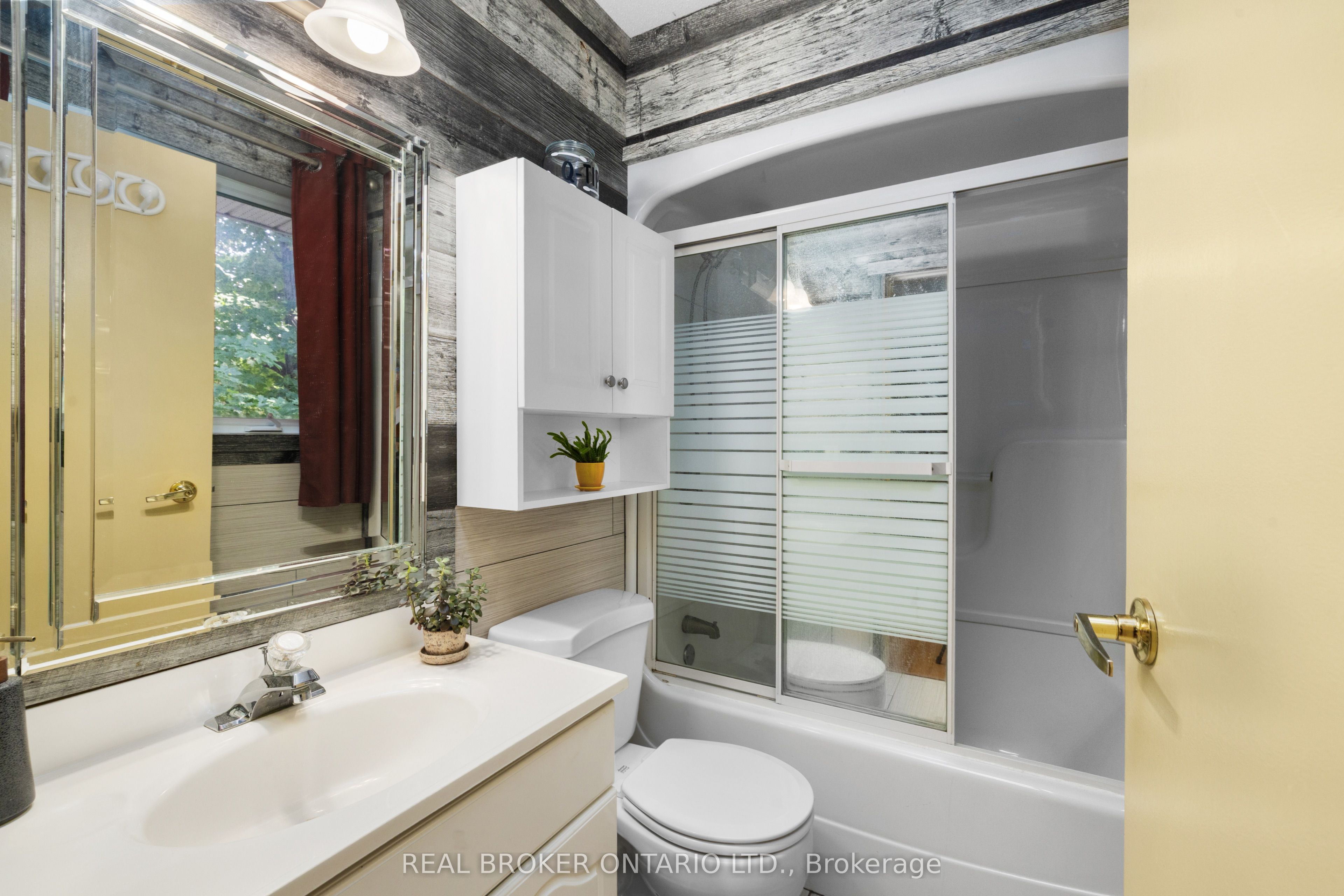 320 Clothier Street W Property Photo 25