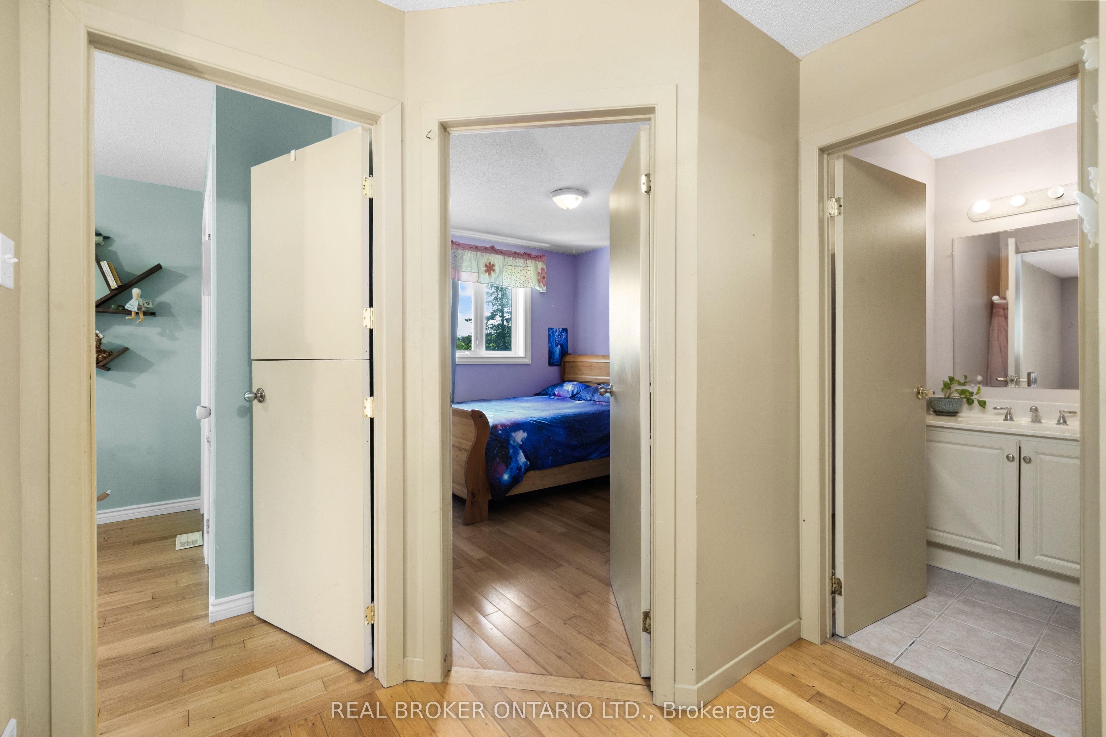 320 Clothier Street W Property Photo 26