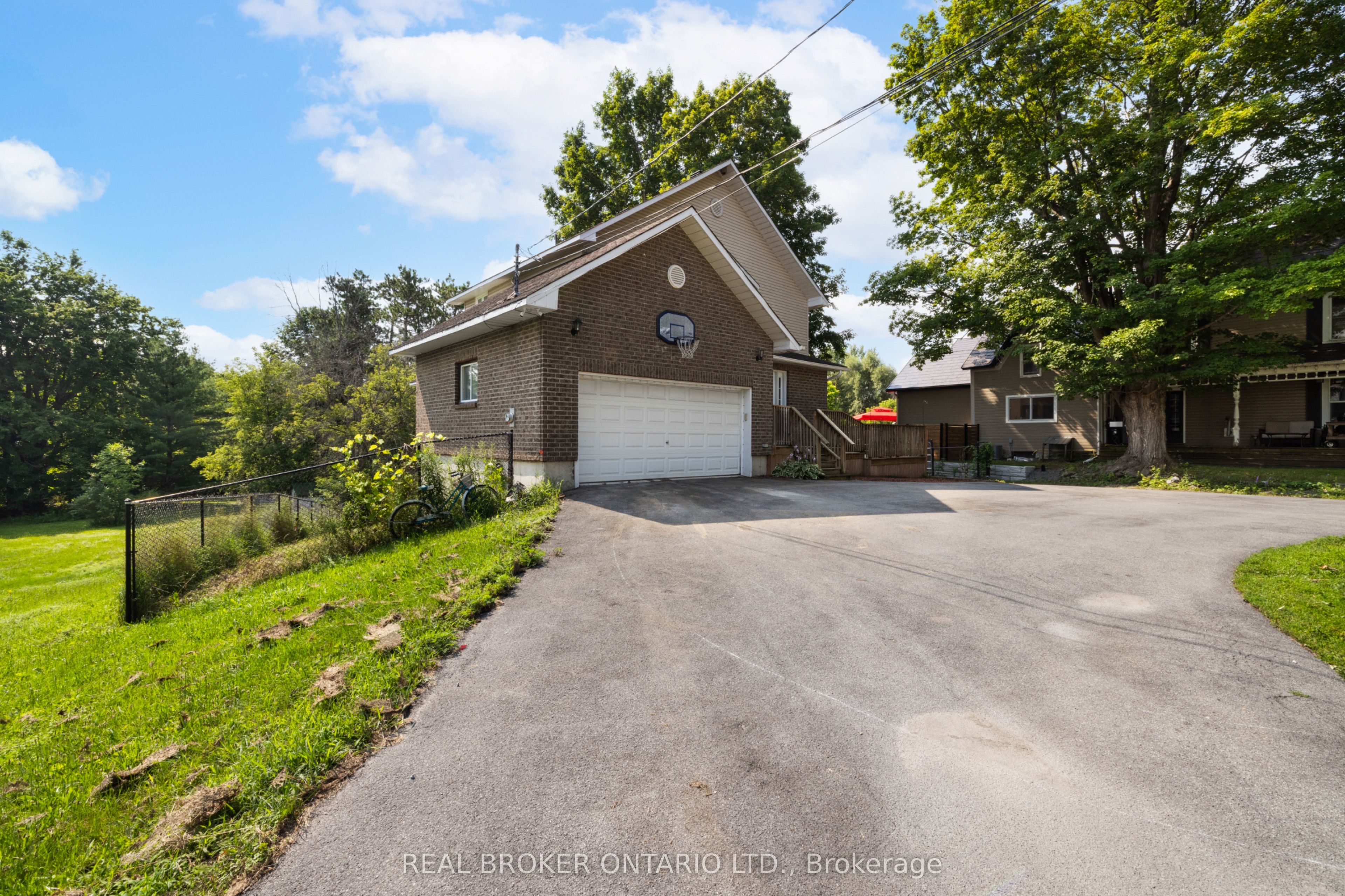 320 Clothier Street W Property Photo 30