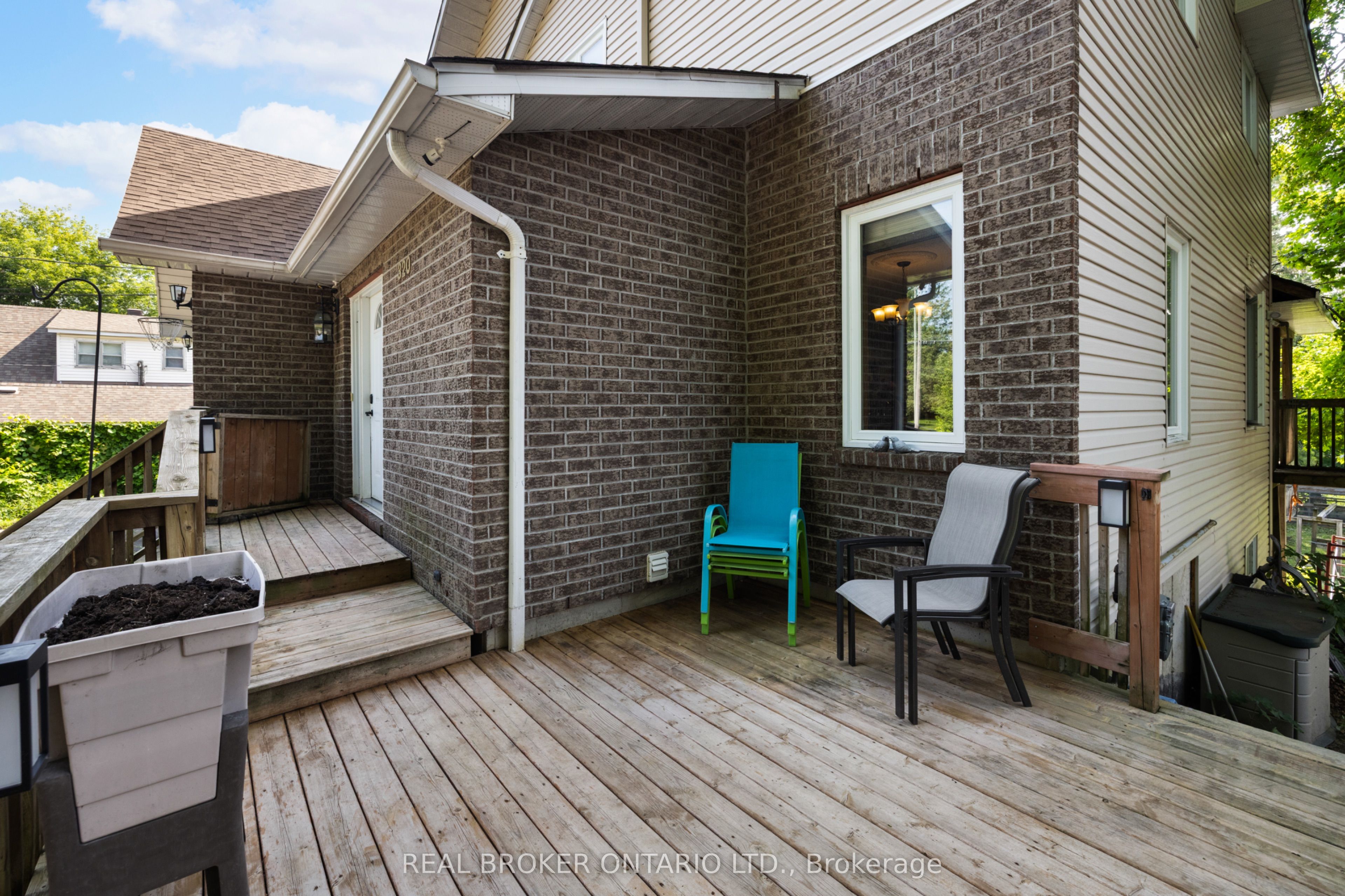 320 Clothier Street W Property Photo 31