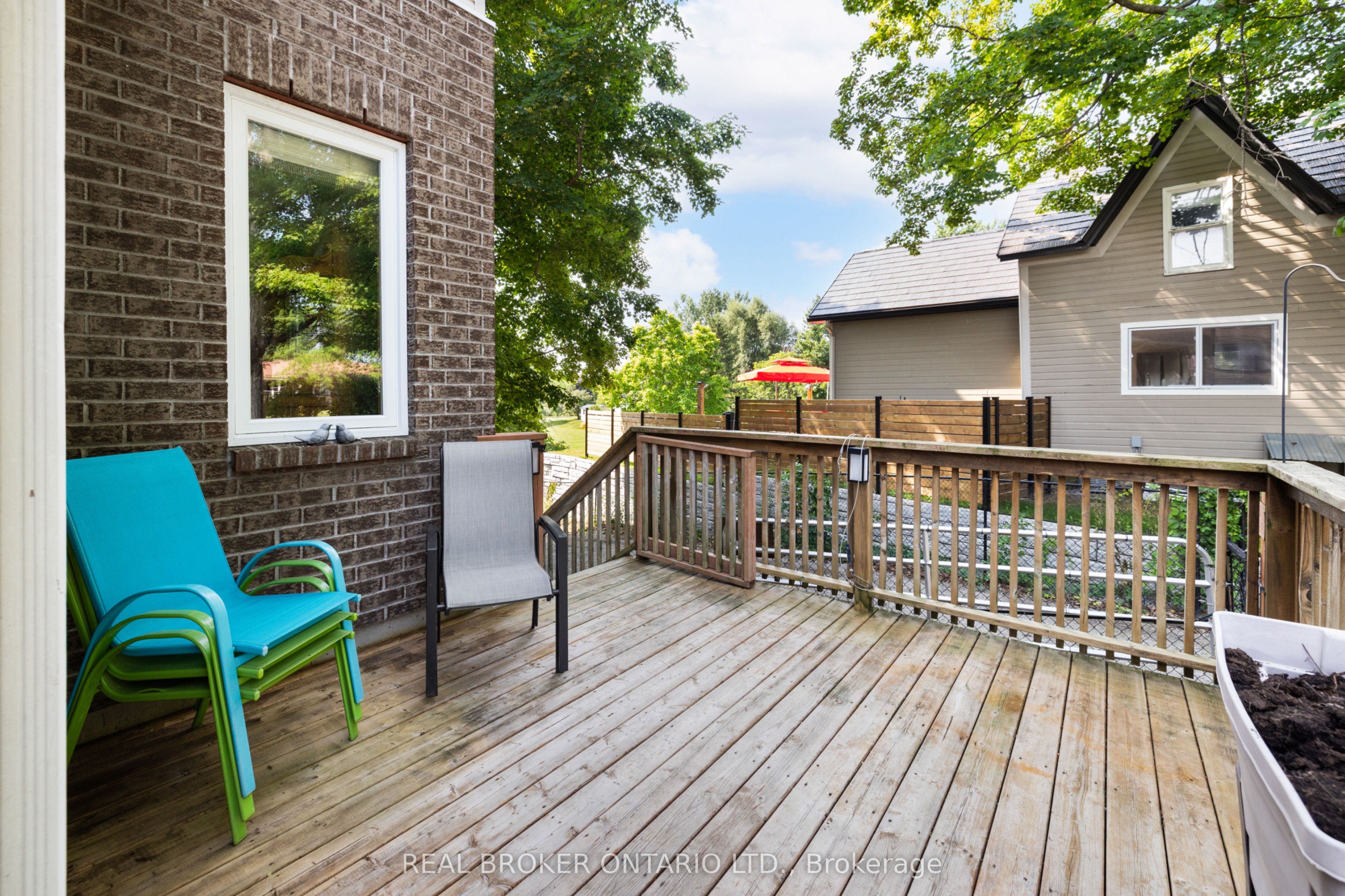 320 Clothier Street W Property Photo 32