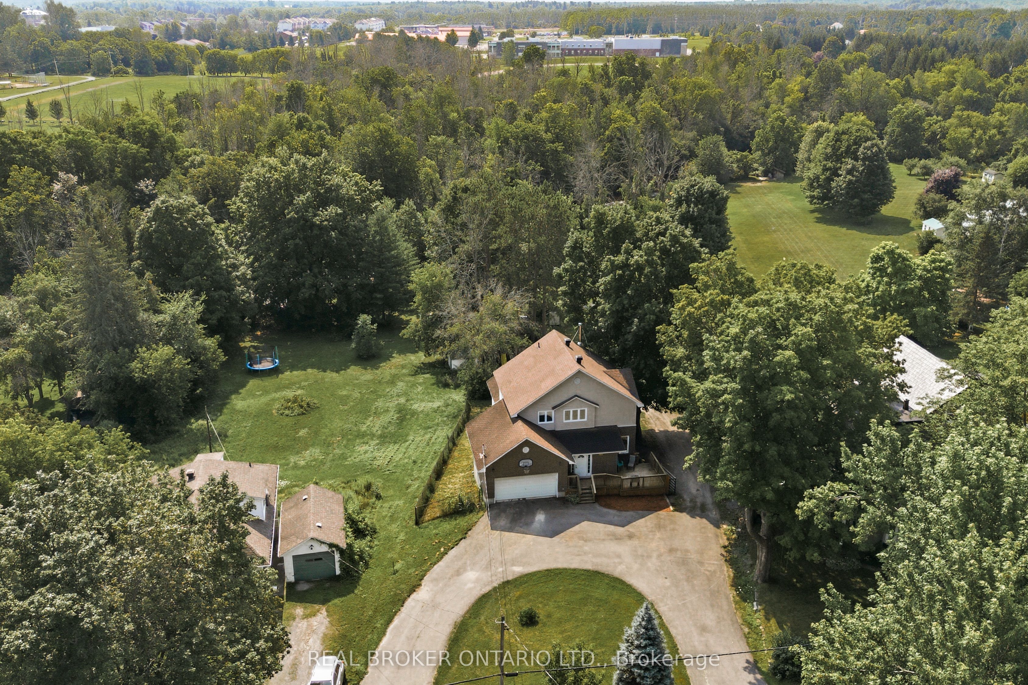 320 Clothier Street W Property Photo 33
