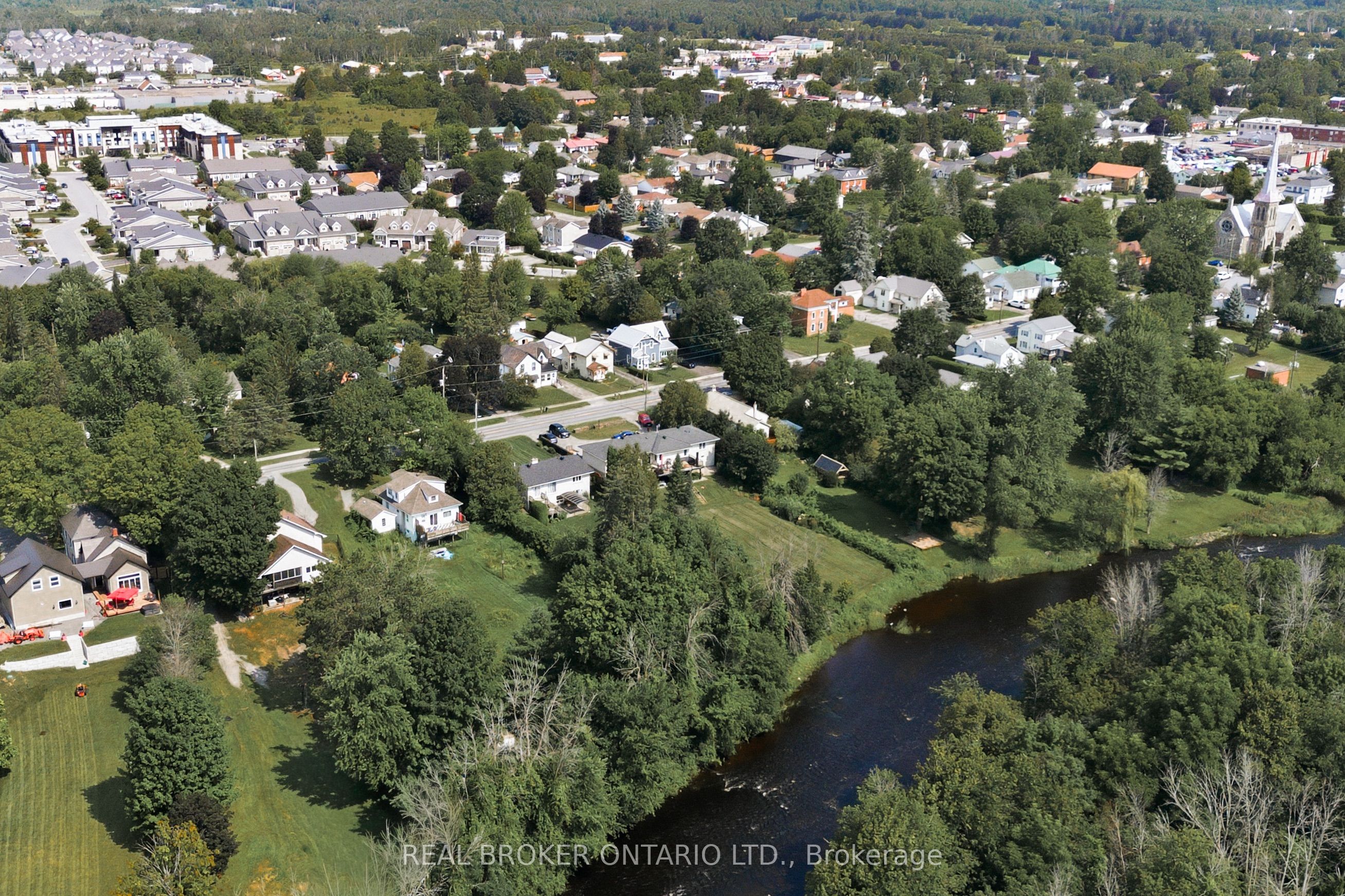 320 Clothier Street W Property Photo 35
