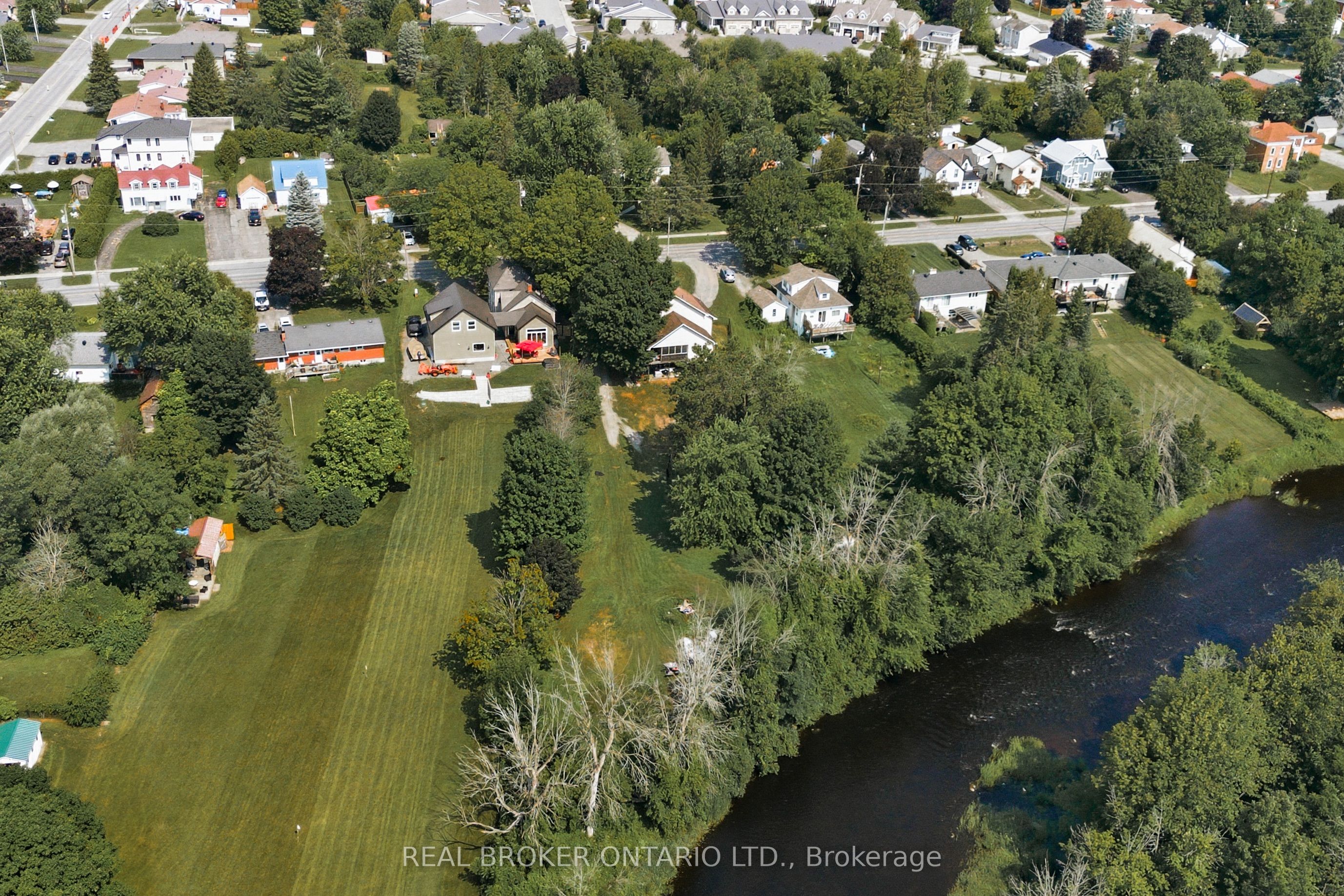 320 Clothier Street W Property Photo 36