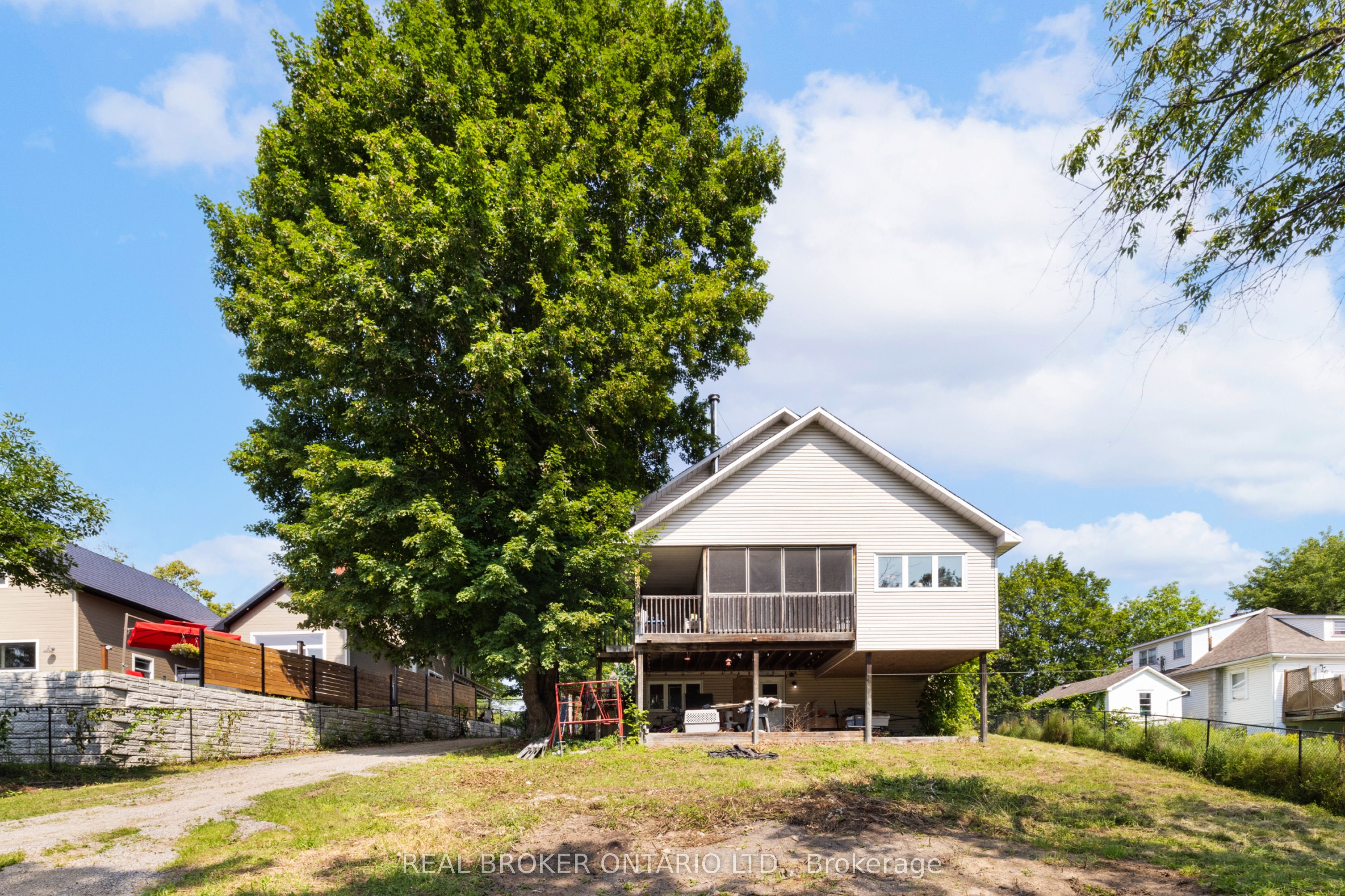 320 Clothier Street W Property Photo 41