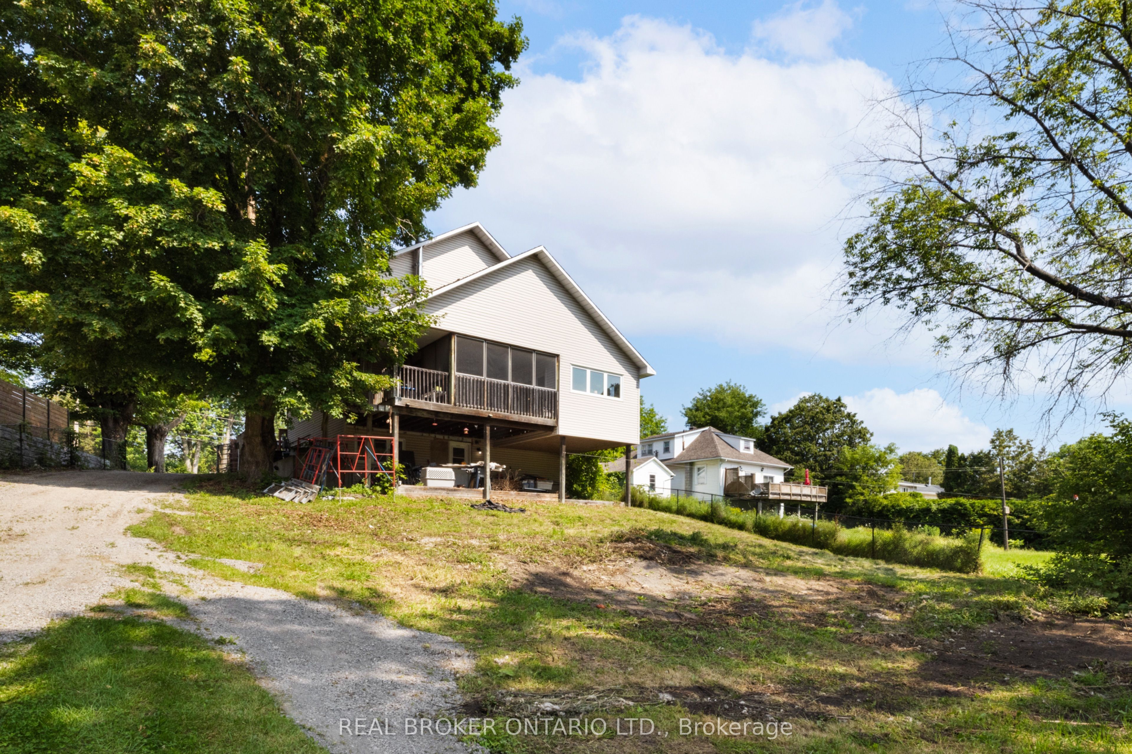 320 Clothier Street W Property Photo 42