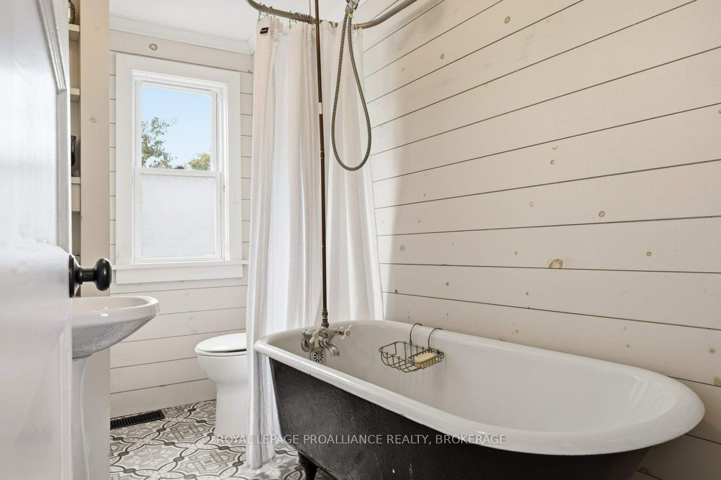 384 Barrie Street Property Photo 19