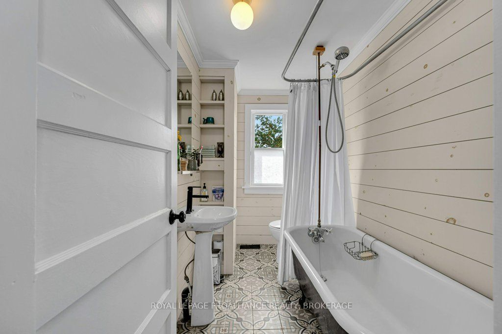384 Barrie Street Property Photo 20
