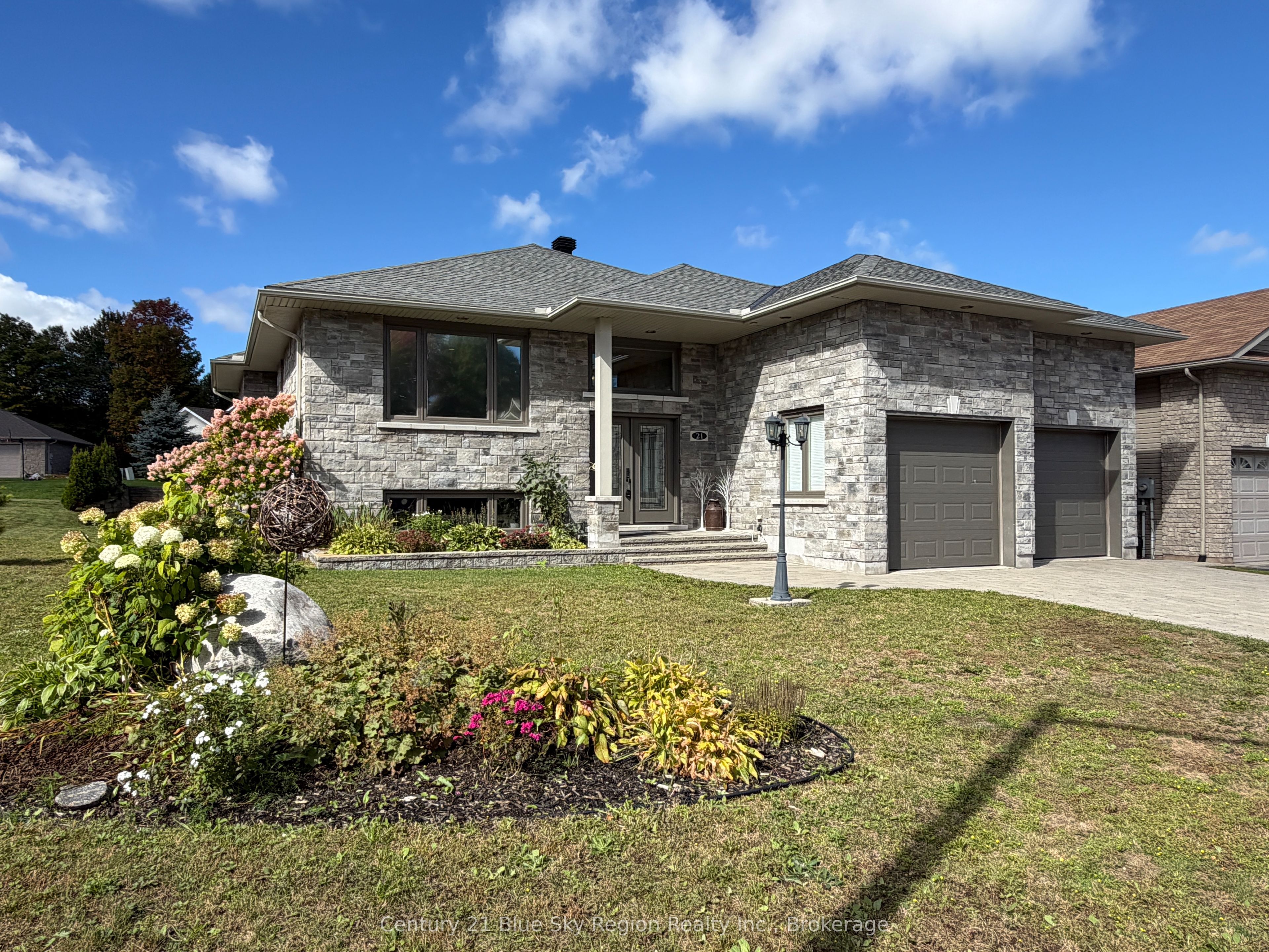 21 SUGARBUSH Street