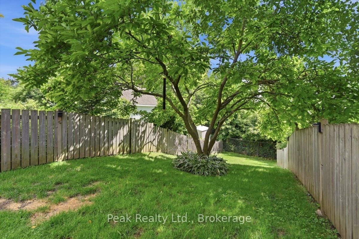 1673 Applewood Crescent Property Photo 1