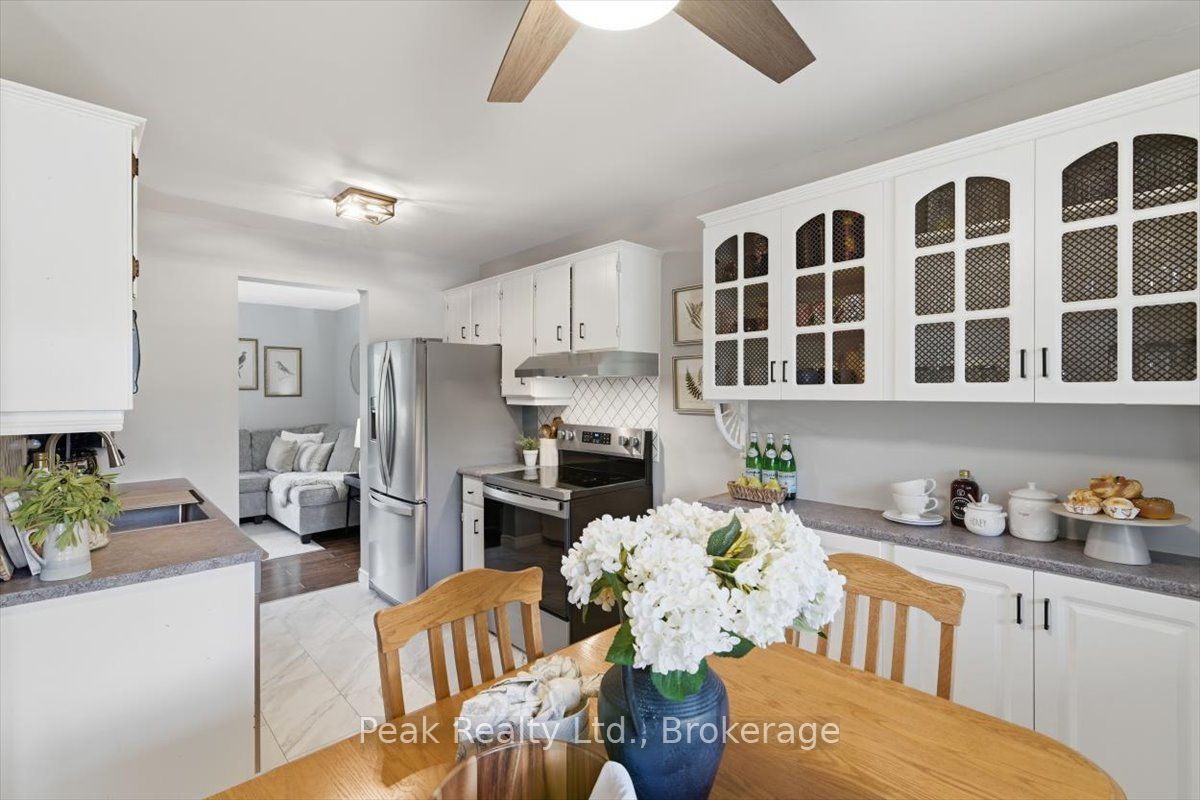 1673 Applewood Crescent Property Photo 3