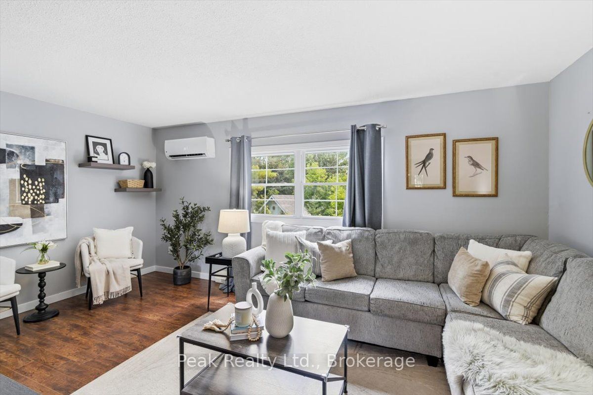 1673 Applewood Crescent Property Photo 4
