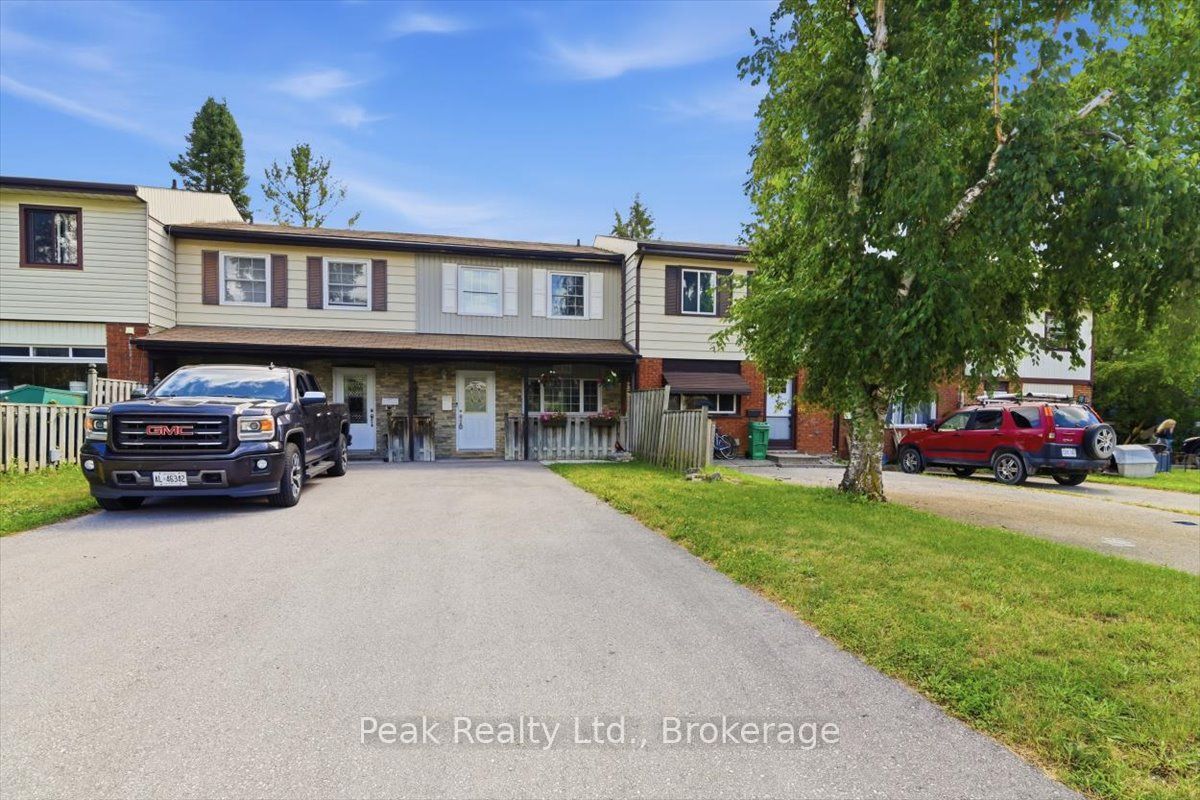 1673 Applewood Crescent Property Photo 6