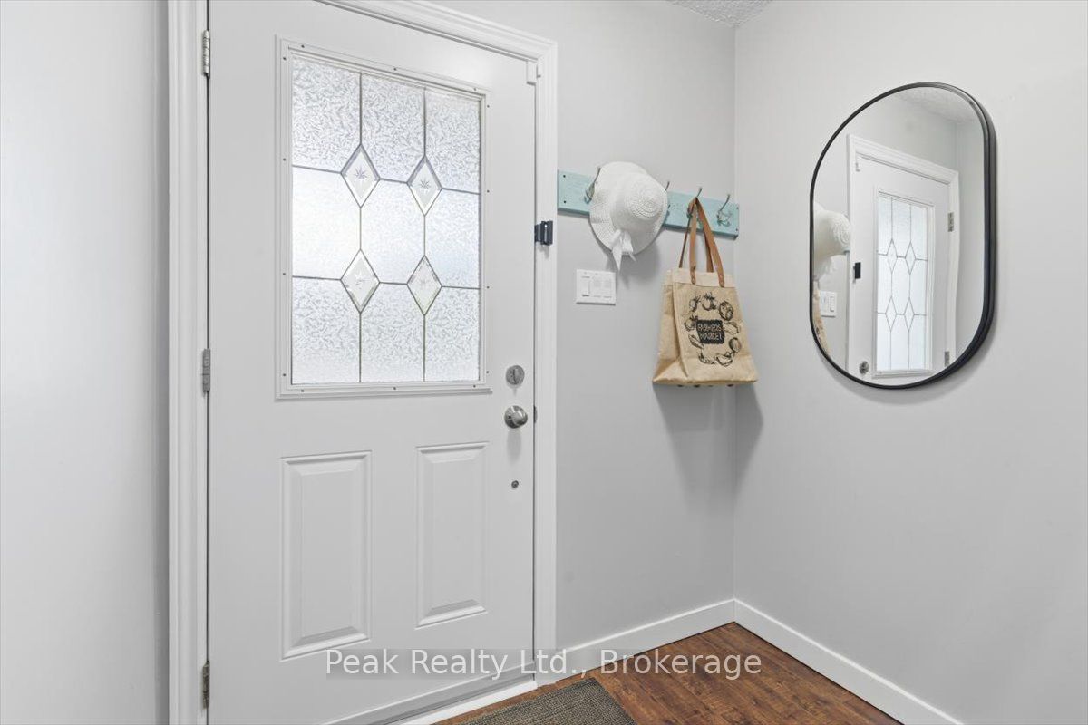 1673 Applewood Crescent Property Photo 7