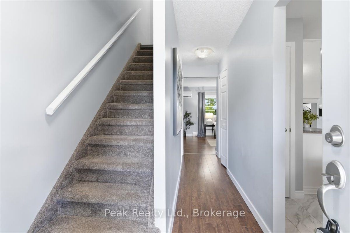 1673 Applewood Crescent Property Photo 8