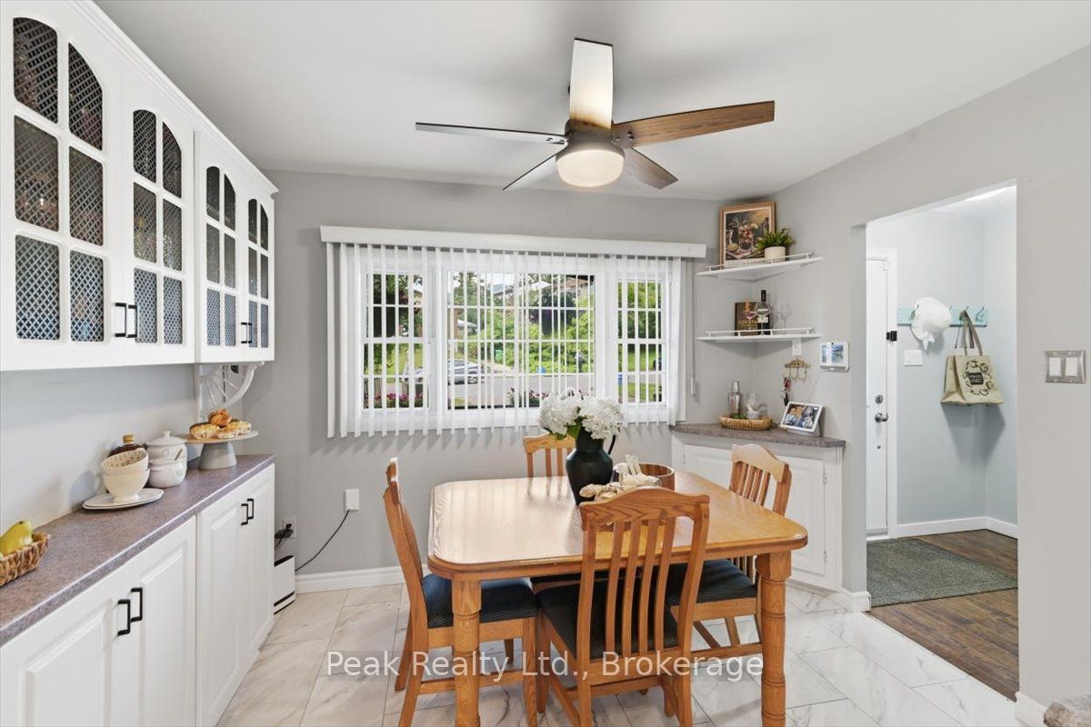 1673 Applewood Crescent Property Photo 10