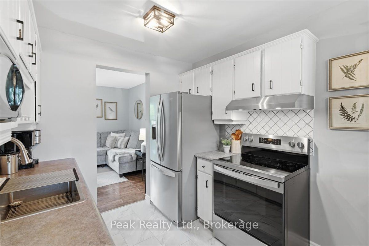 1673 Applewood Crescent Property Photo 11