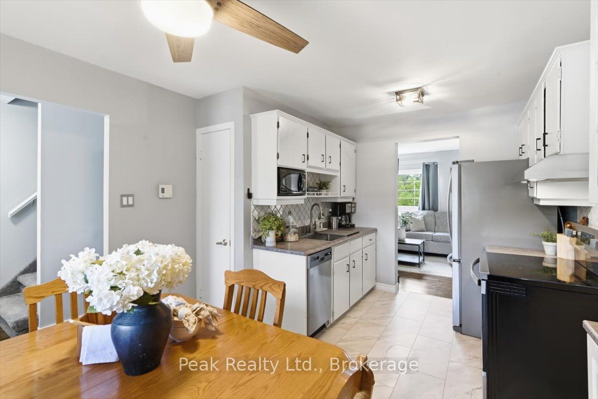 1673 Applewood Crescent Property Photo 12
