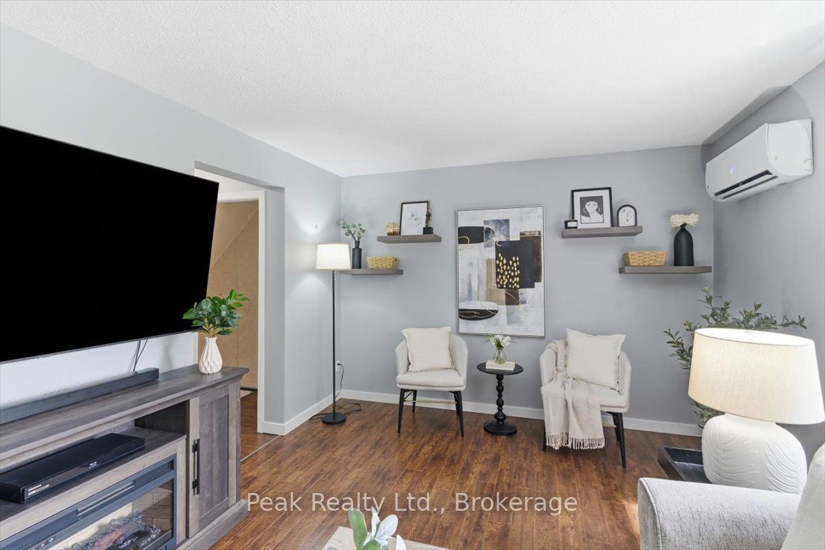 1673 Applewood Crescent Property Photo 13