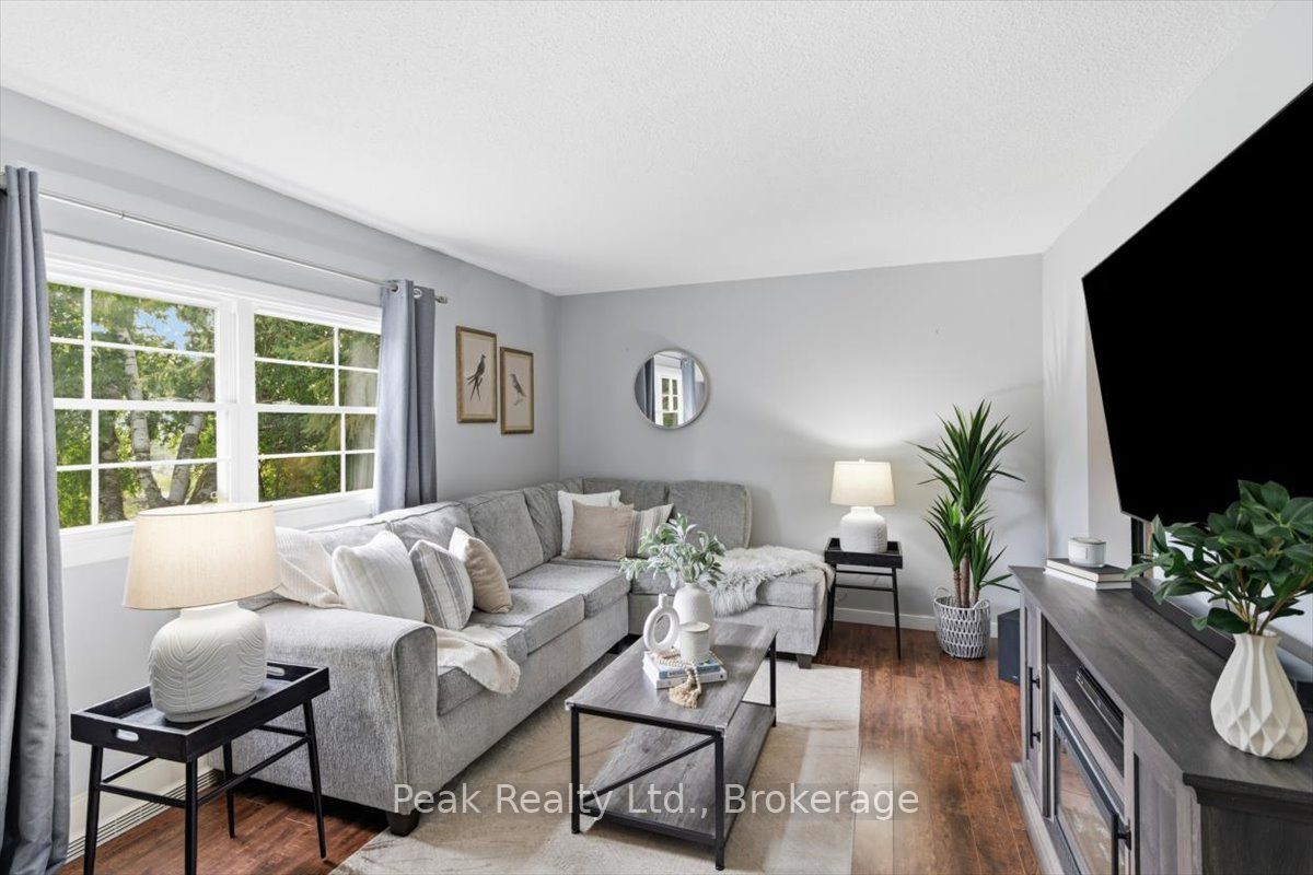 1673 Applewood Crescent Property Photo 14