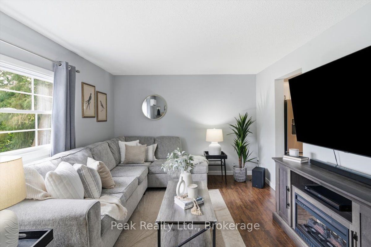 1673 Applewood Crescent Property Photo 15