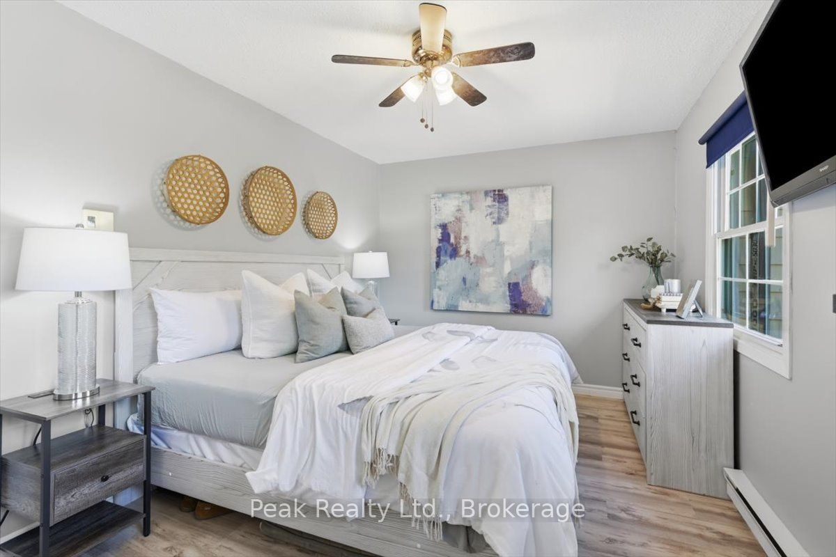 1673 Applewood Crescent Property Photo 16