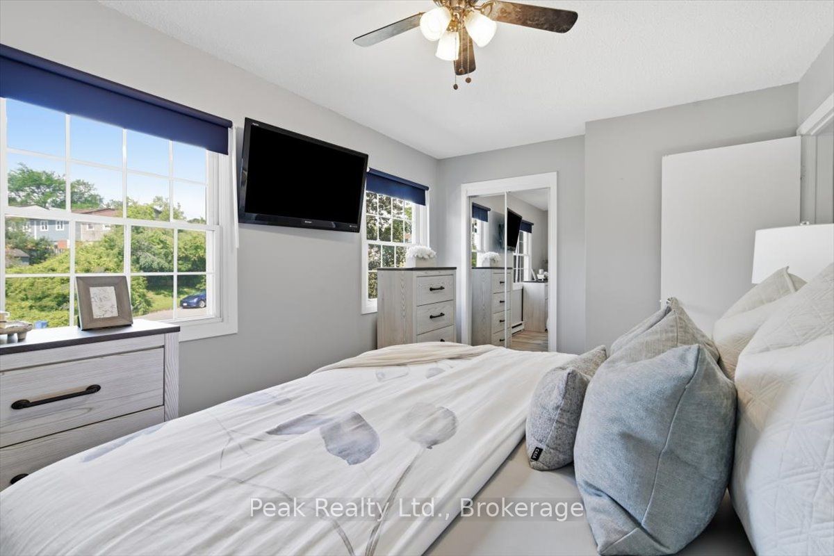 1673 Applewood Crescent Property Photo 17
