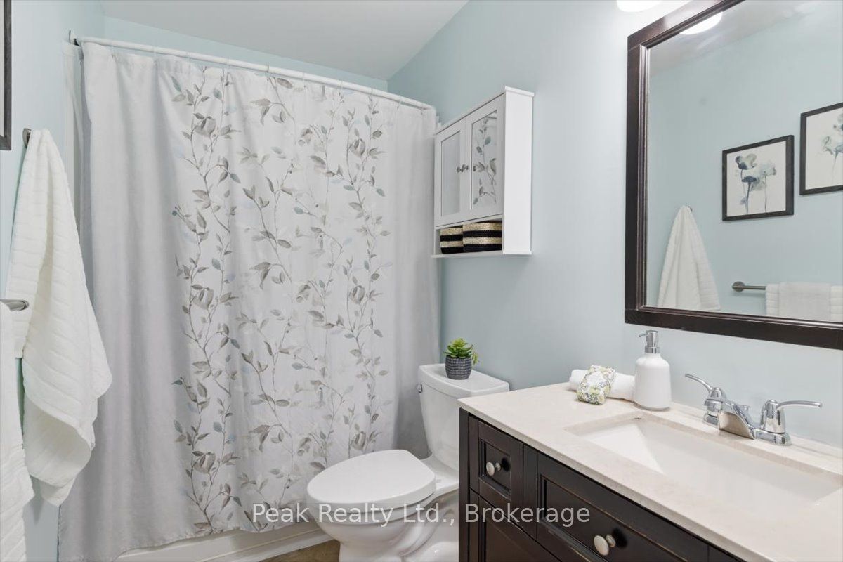 1673 Applewood Crescent Property Photo 18