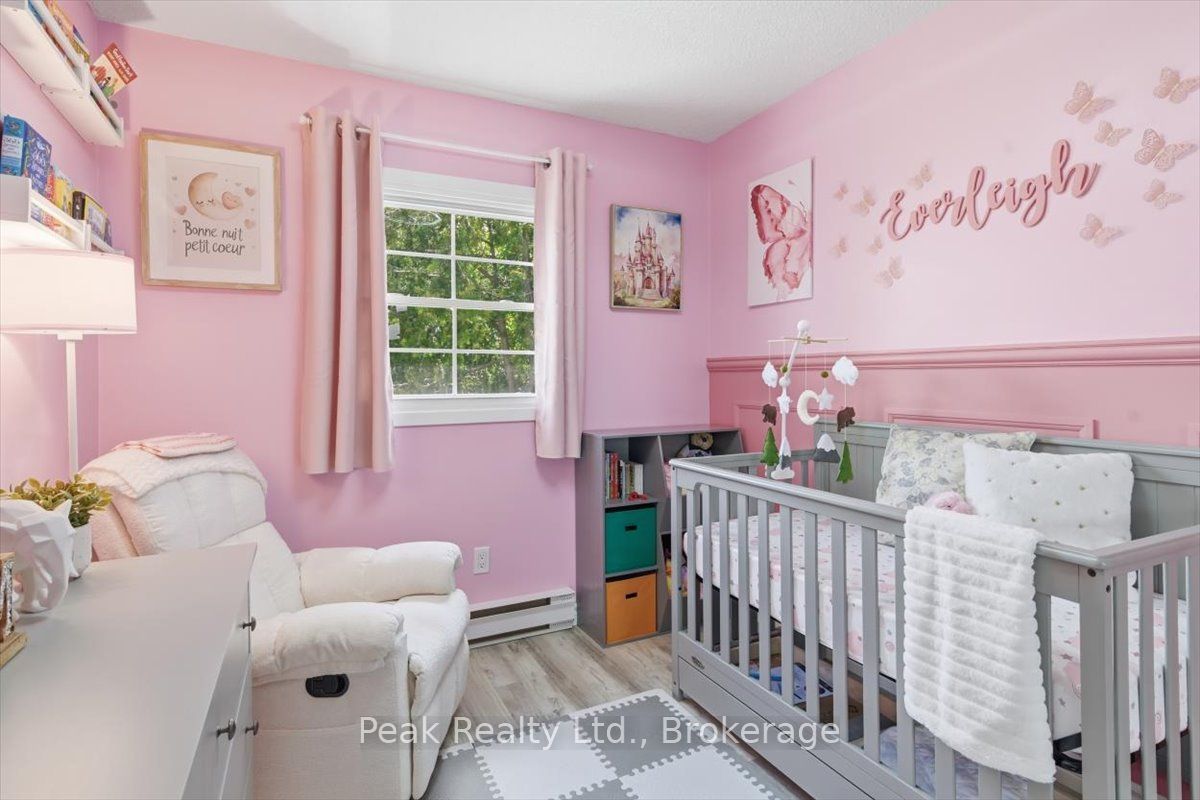 1673 Applewood Crescent Property Photo 19