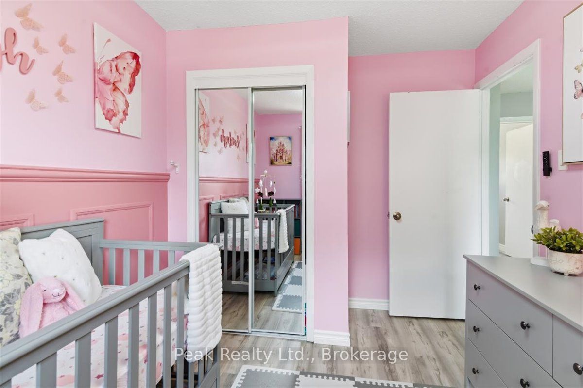 1673 Applewood Crescent Property Photo 20