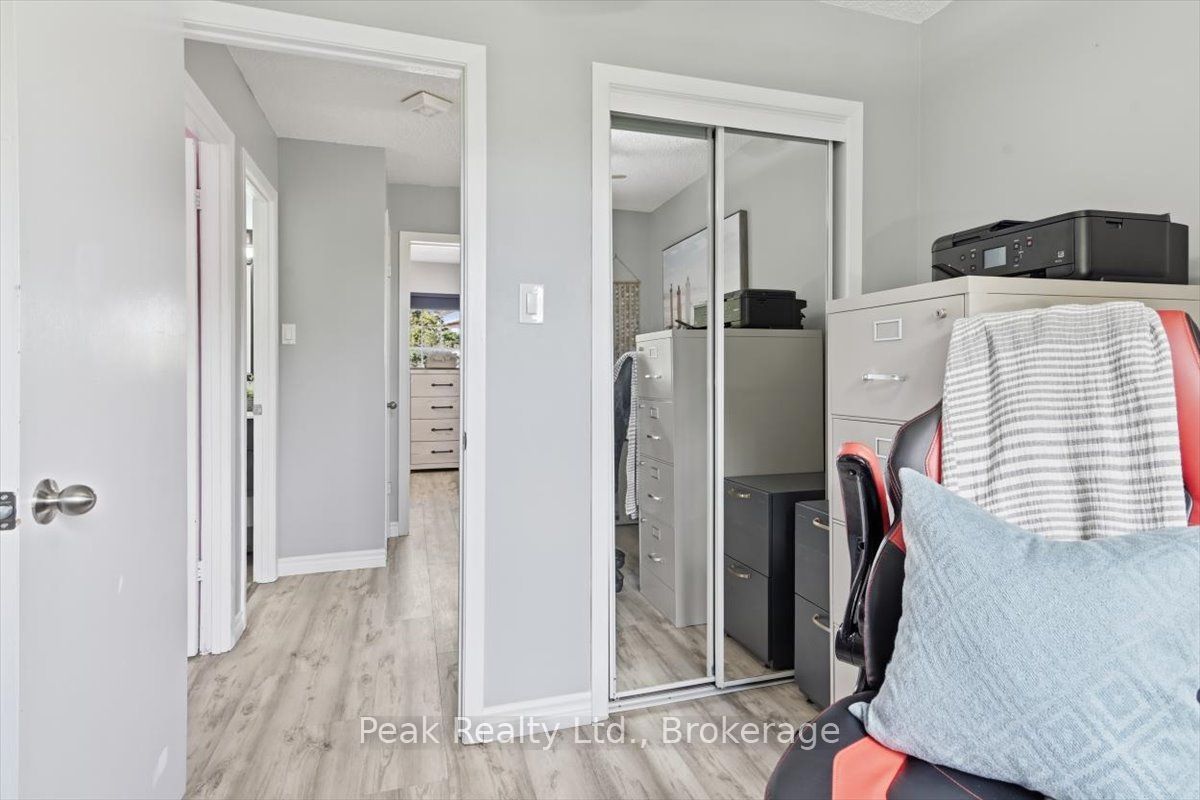 1673 Applewood Crescent Property Photo 22