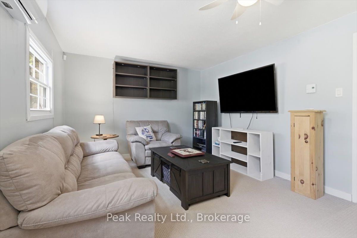 1673 Applewood Crescent Property Photo 23