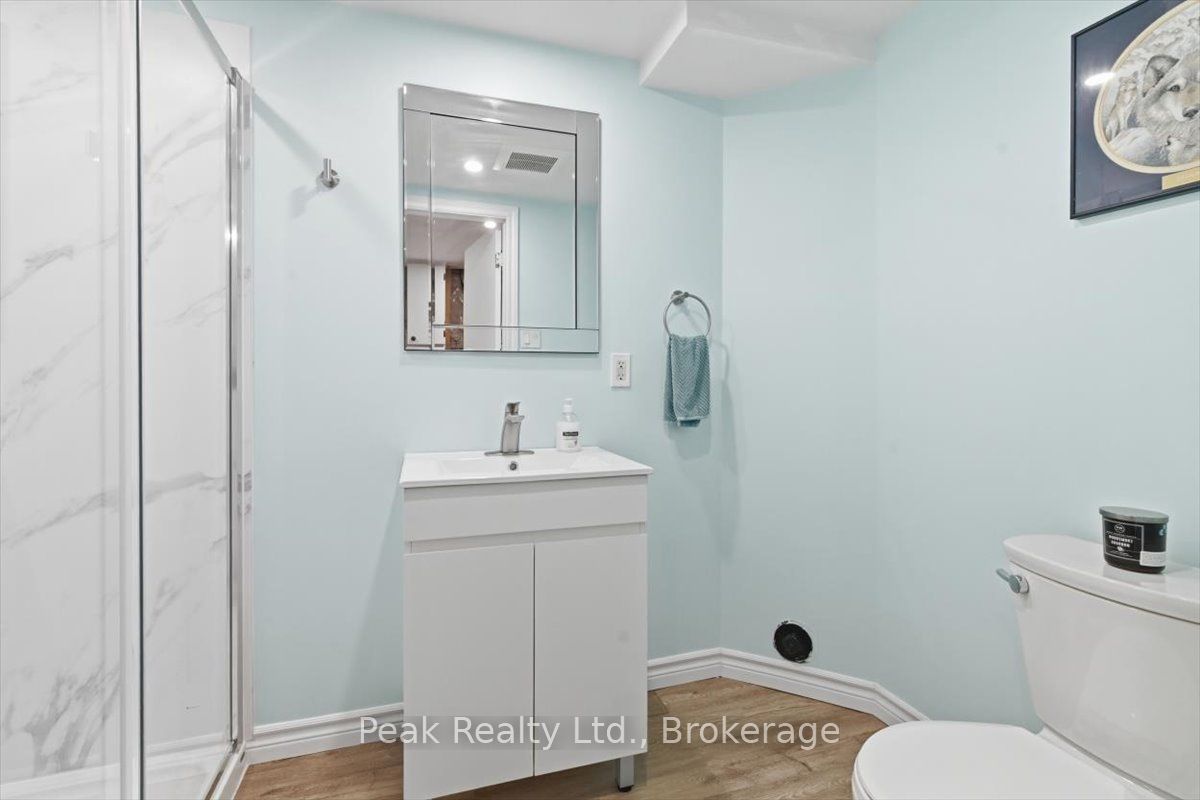 1673 Applewood Crescent Property Photo 25