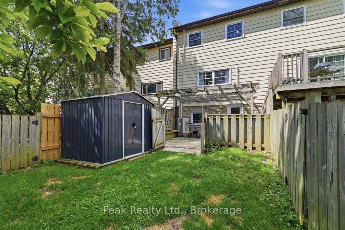 1673 Applewood Crescent Property Photo 27